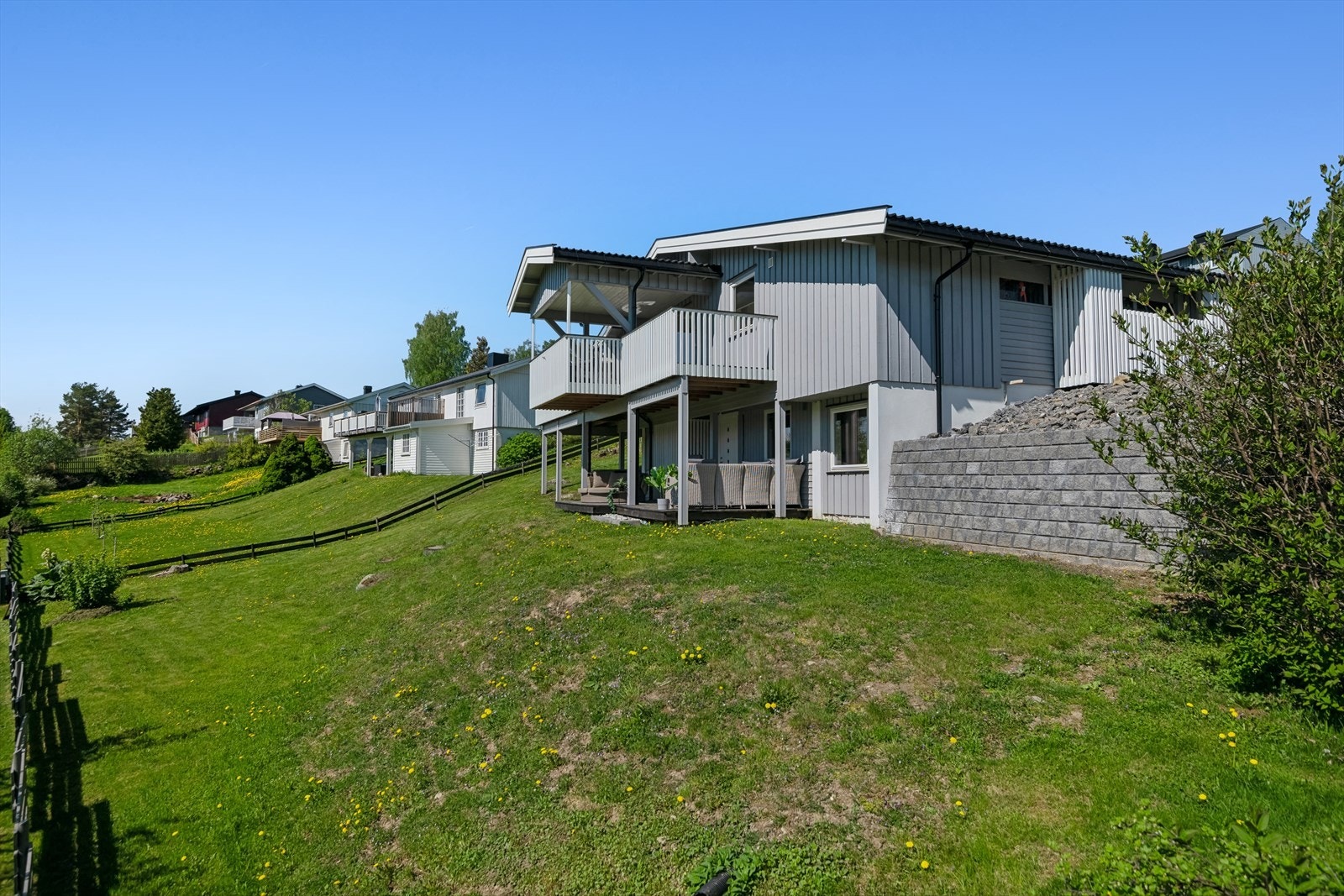 I underetasjen er det en hyggelig platting og tilgang til den store hagen. Galleribilde
