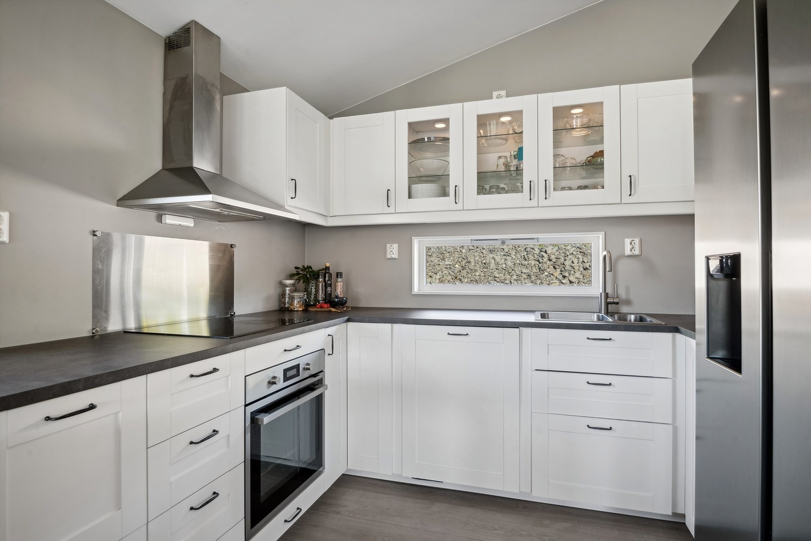 Kjøkkenet er utstyrt med integrert komfyr, nevnte induksjonstopp og oppvaskmaskin, som medfølger salget. Galleribilde