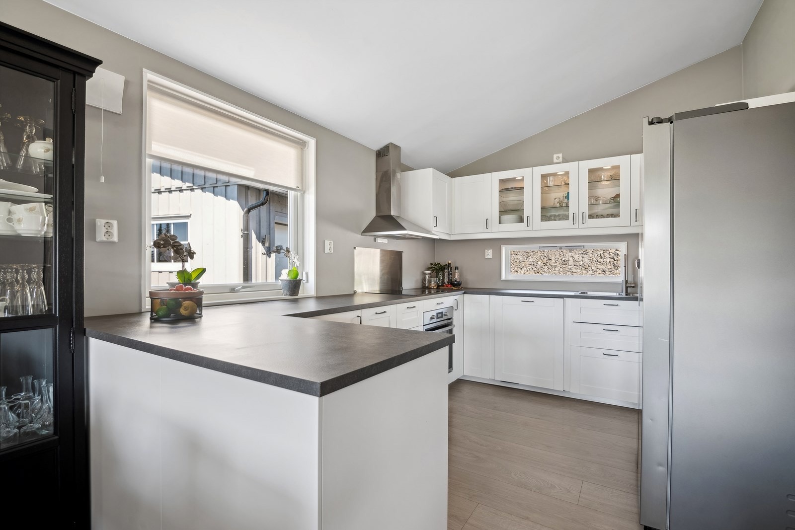 Det er montert komfyrvakt i kokesonen og automatisk vannstopp i benkeskapet for ekstra sikkerhet i hverdagen. Galleribilde