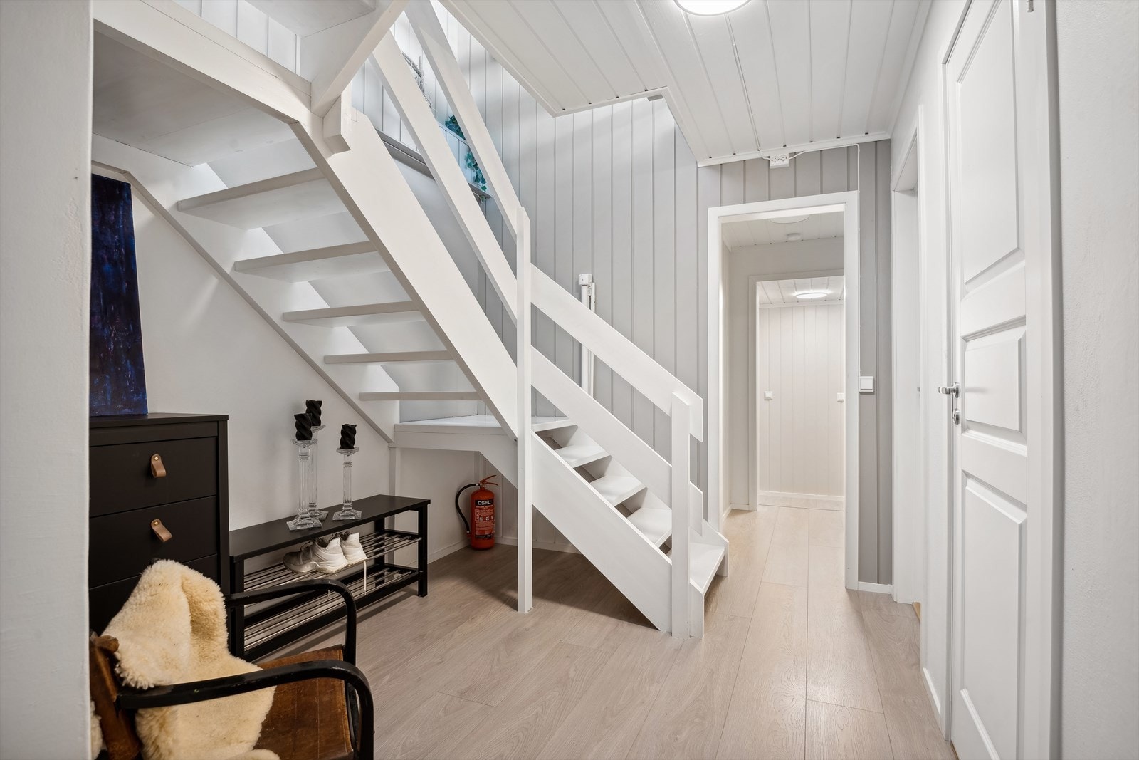 Trapperom og gang i underetasjen. Galleribilde