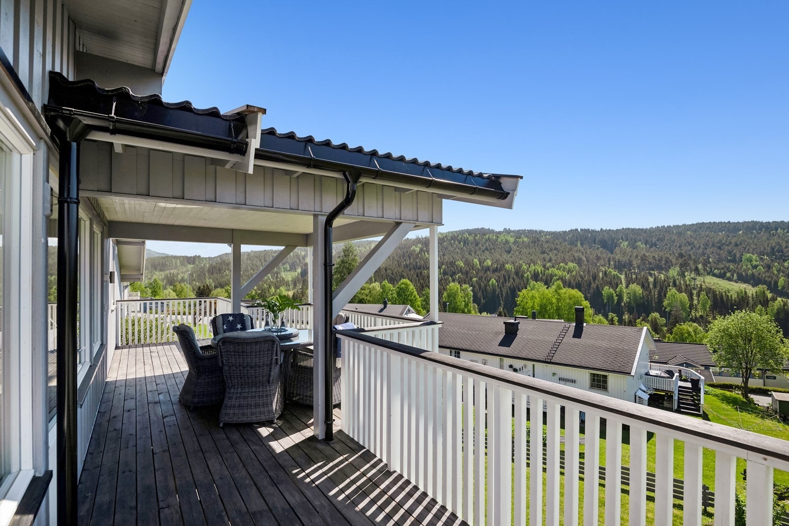 Fra stuen i første etasje kan du gå ut på en stor terrasse som er delvis overbygd. Galleribilde