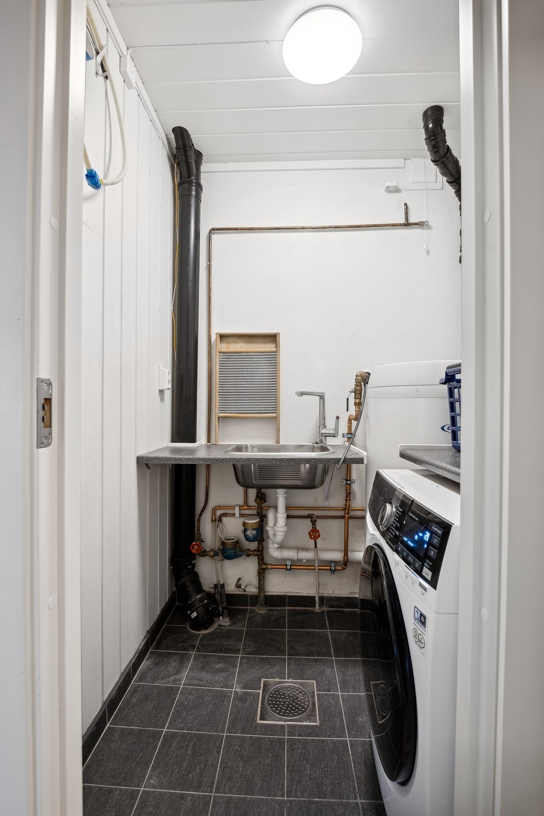 I underetasjen finner du også et teknisk rom/vaskerom, som er godkjent som bod. Galleribilde