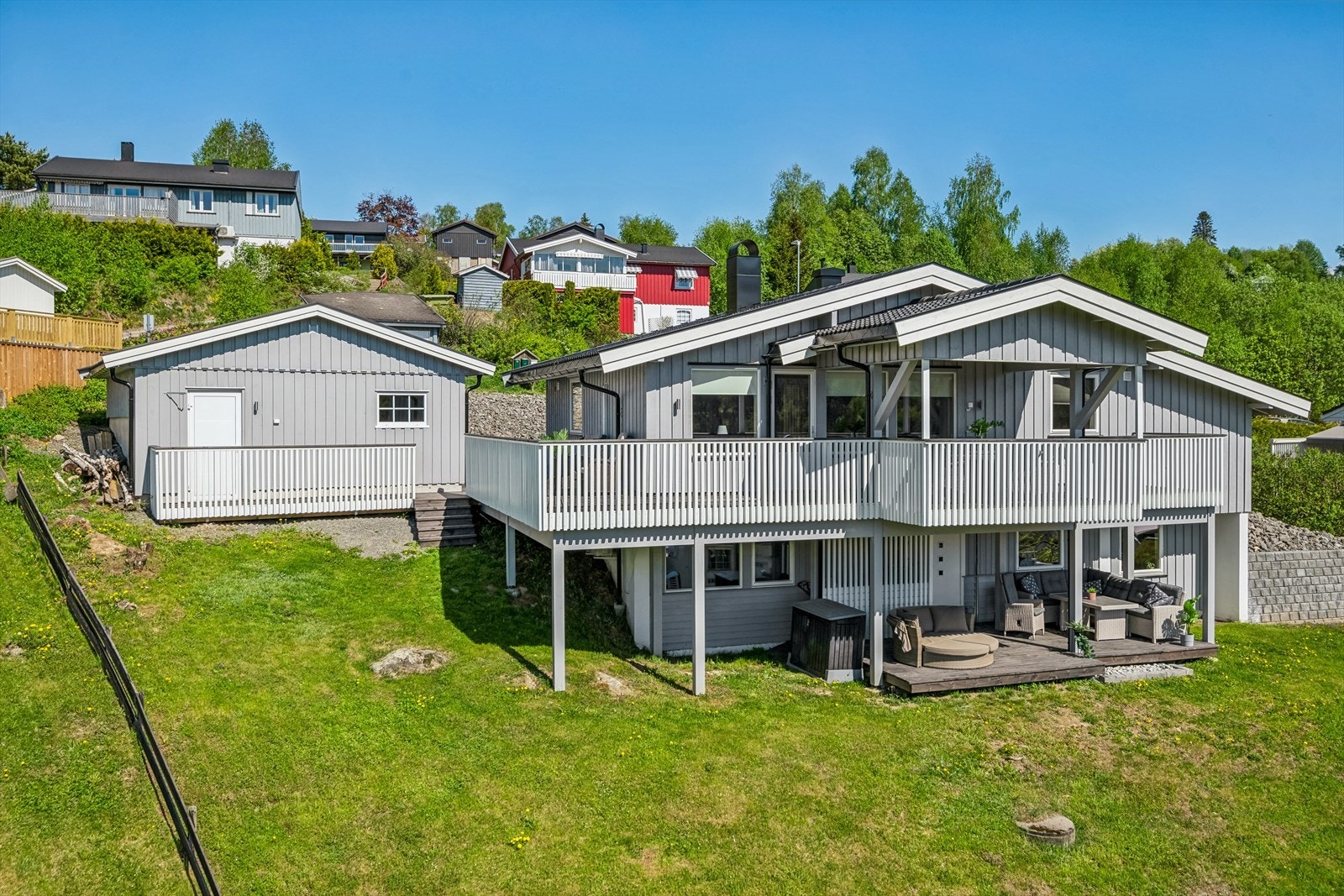 Øgardsvegen 41 fremstår som en moderne og godt vedlikeholdt enebolig, beliggende i det rolige og barnvennlige området Fossenfeltet. Galleribilde