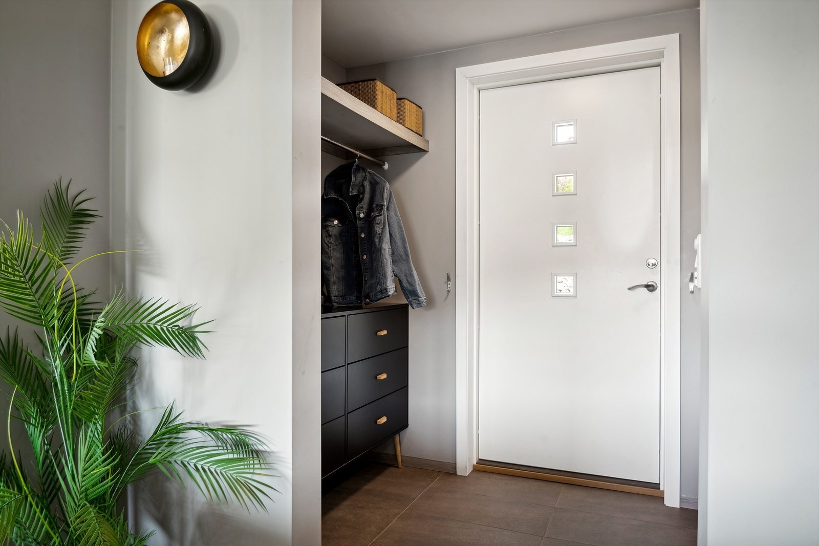 Innenfor døren blir du møtt av en lys og pen entré hvor gulvet er dekket med fliser og har varmekabler. Galleribilde