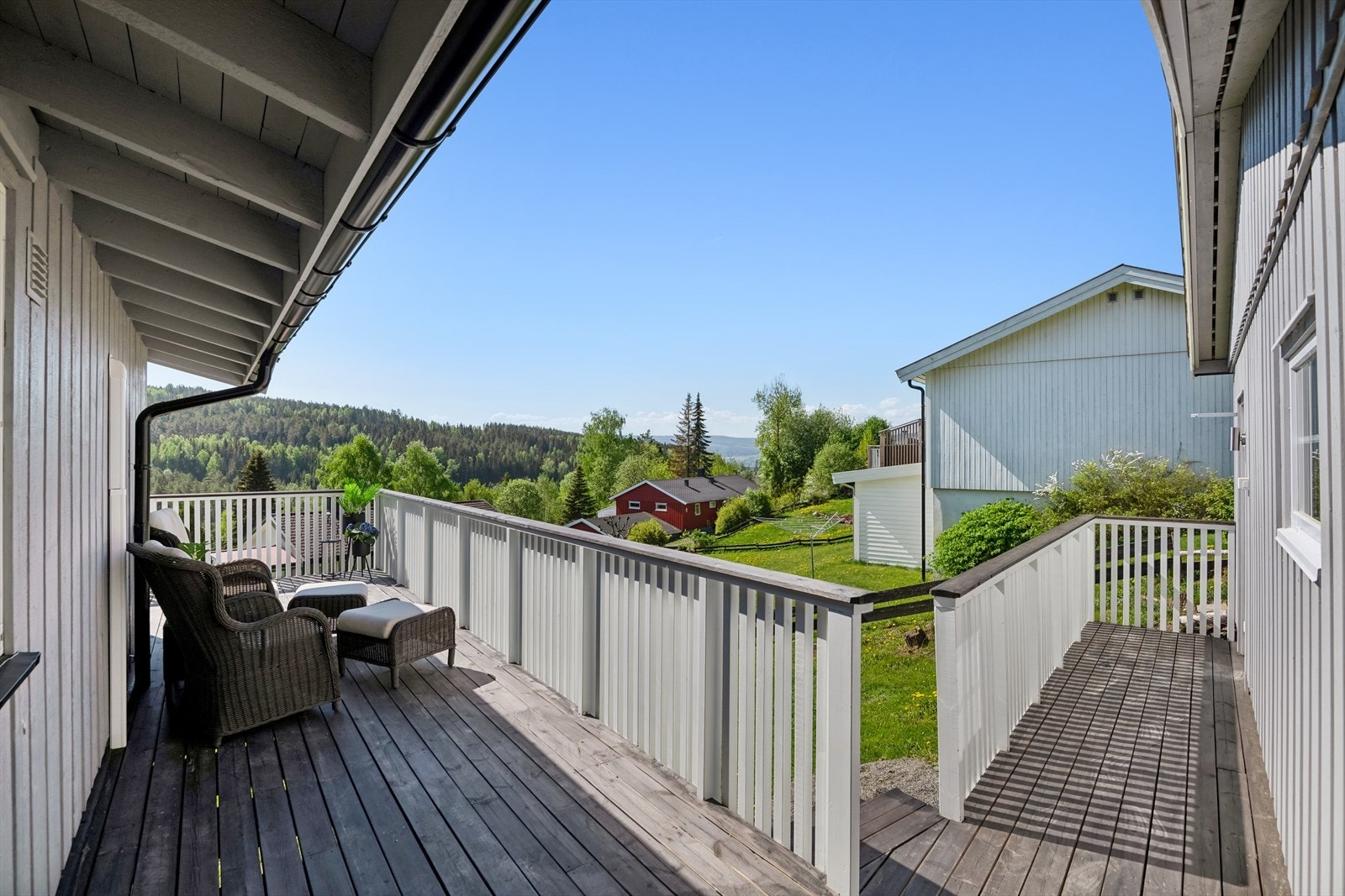 Terrassen strekker seg på to siden av boligen, slik at du kan nyte solen, men også trekke deg tilbake i skyggen. Galleribilde