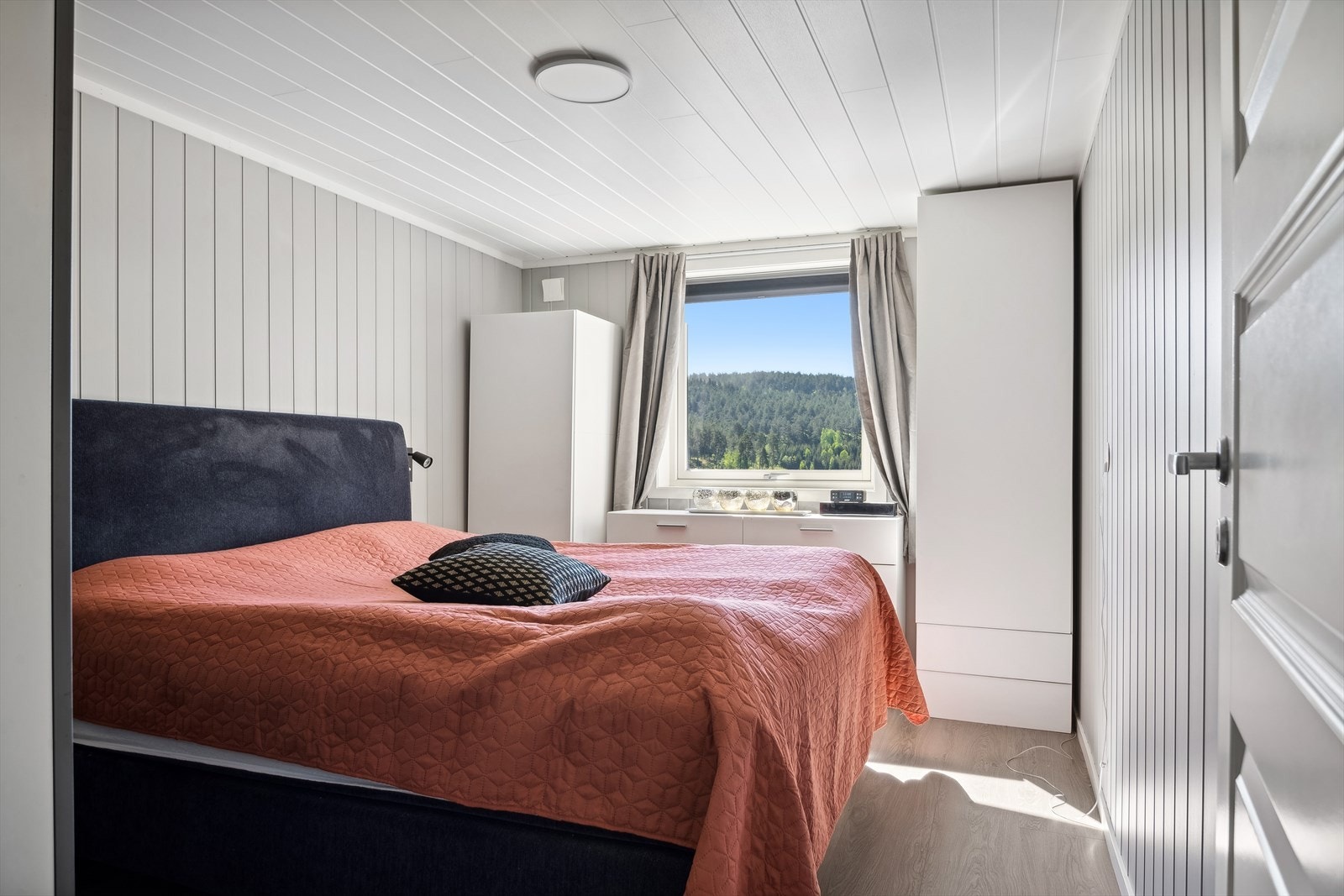 Romslig soverom i hovedetasjen med utsyn mot Fossmarka. Galleribilde