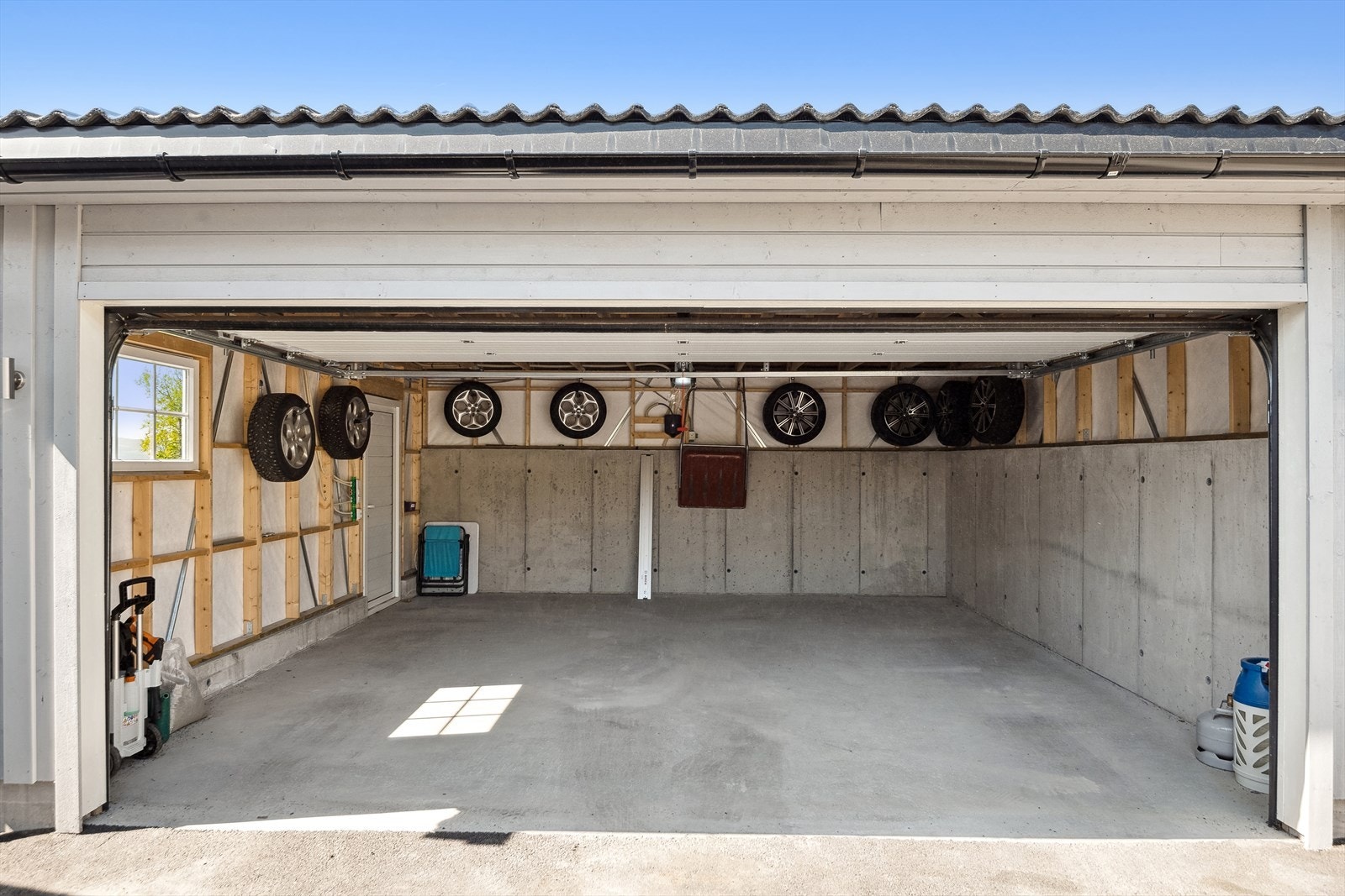 Det er parkering i enkel- og dobbelgarasje, i tillegg til gårdsplassen. Galleribilde