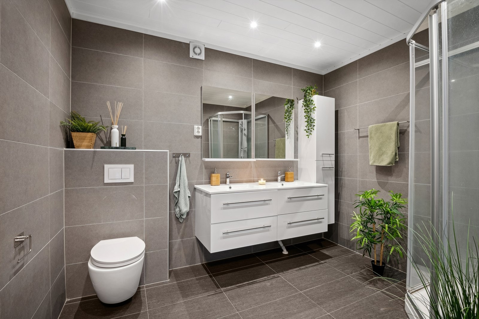 Badet i underetasjen er også pent flislagt med varme i gulvet. Galleribilde