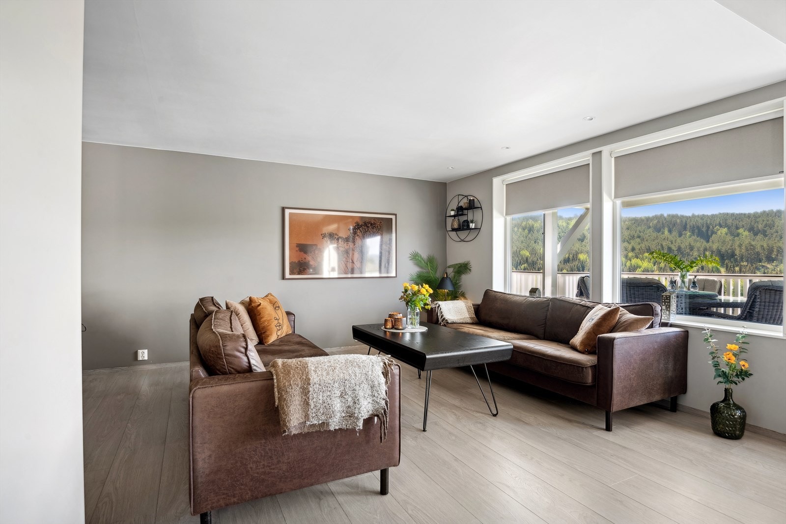 De store vinduene flommer rommet med naturlig dagslys, samt at du kan nyte fin utsikt mot Fossmarka. Galleribilde