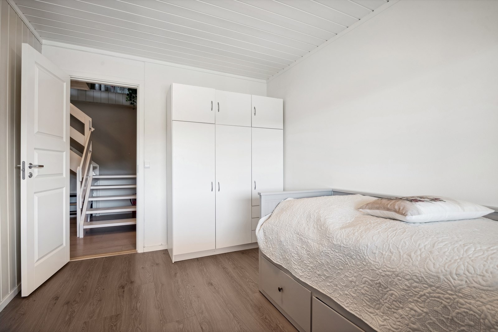 Lyst og delikat soverom i underetasjen. Galleribilde