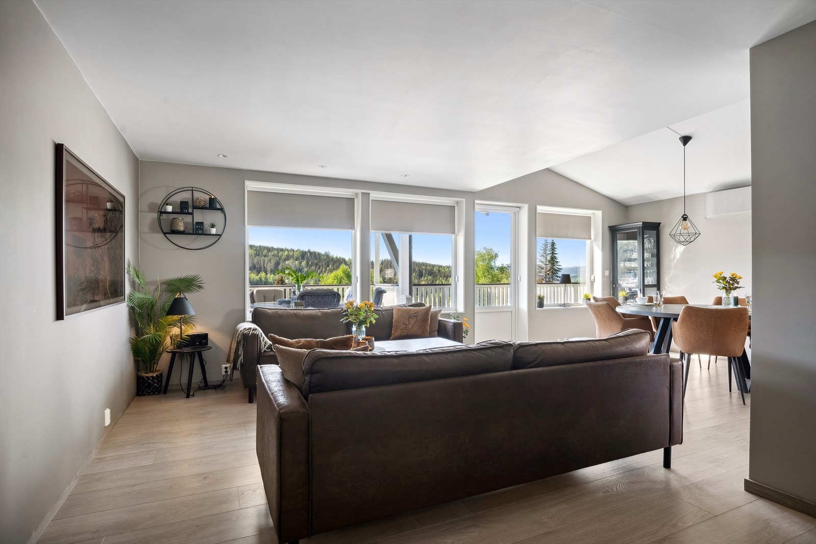 Stueområdet er åpent og romslig, med perfekt plass for en sofagruppe, lenestol, TV-seksjon og spisebord. Galleribilde