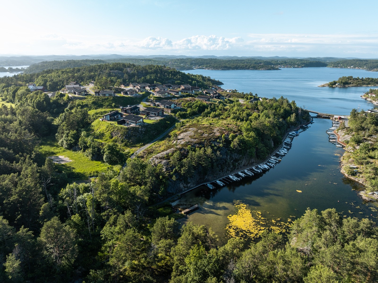 Hyttefeltet ligger i sjønære omgivelser, på en høyde med flotte sol og utsiktsforhold. Galleribilde
