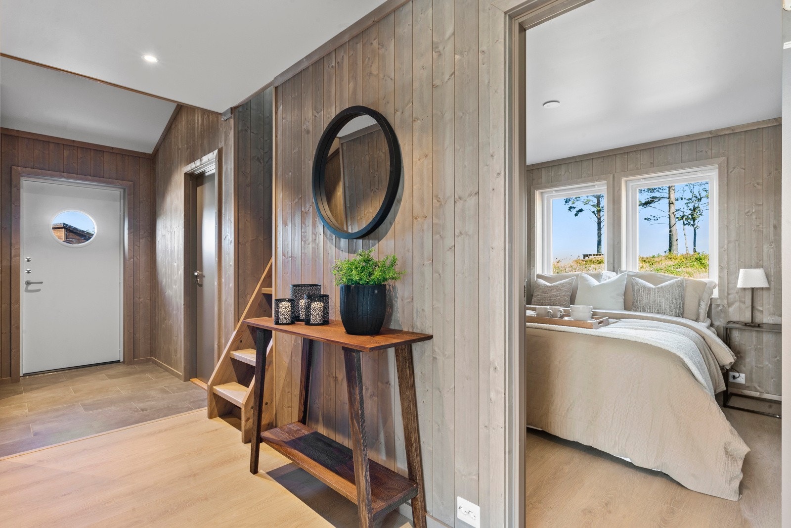 Hyggelig velkomst inn med praktiske fliser og varmekabler i gulv i entréen, og god plass til oppbevaring av sko og yttertøy. Galleribilde