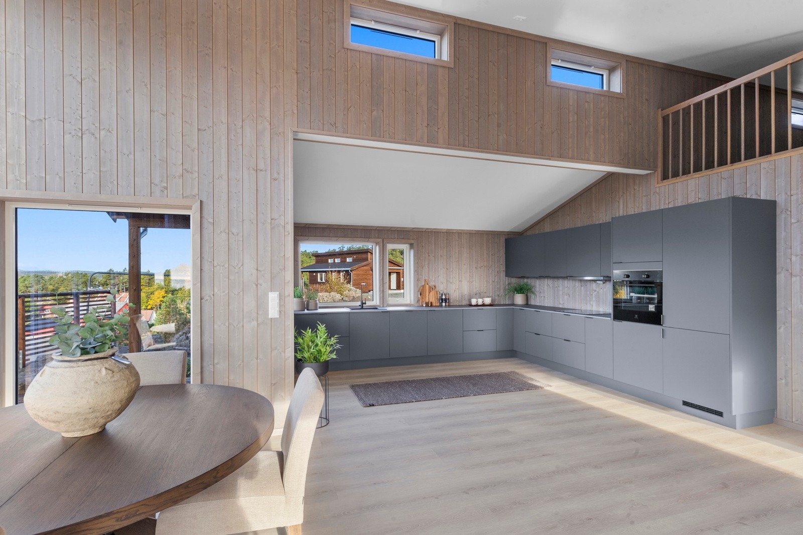 Legg merke til de effektfulle vinduene i gavlen som gir et naturlig overlys. Galleribilde