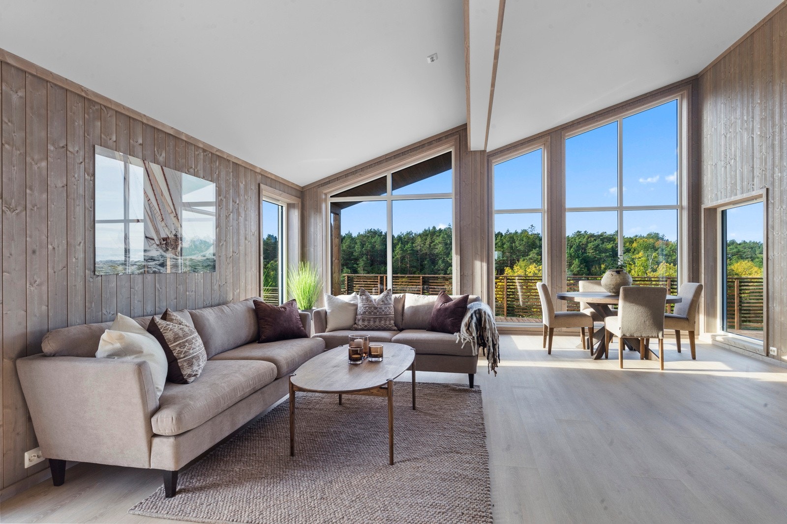 Stuen med åpen kjøkkenløsning skaper et herlig allrom med nydelig atmosfære. Galleribilde