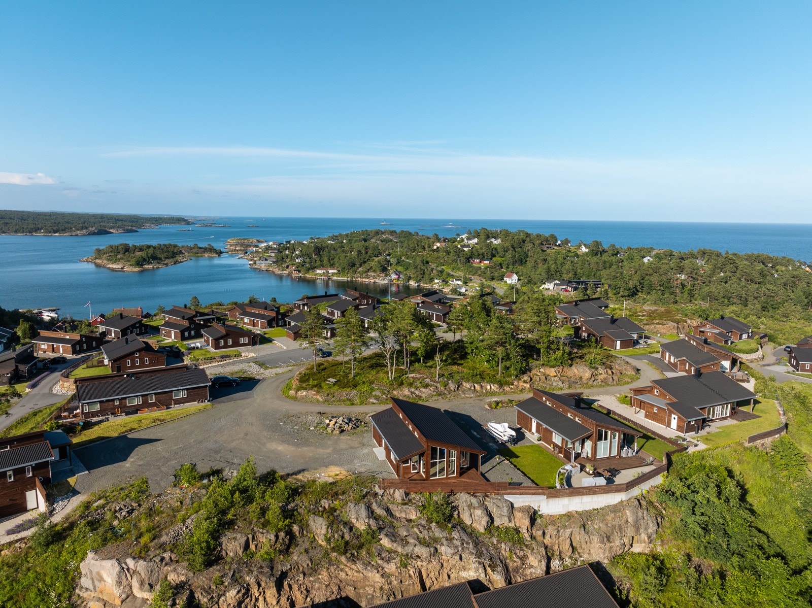 Kjørvigtoppen er et nyere hyttefelt i sjønære omgivelser beliggende på attraktive Tromøya. Galleribilde