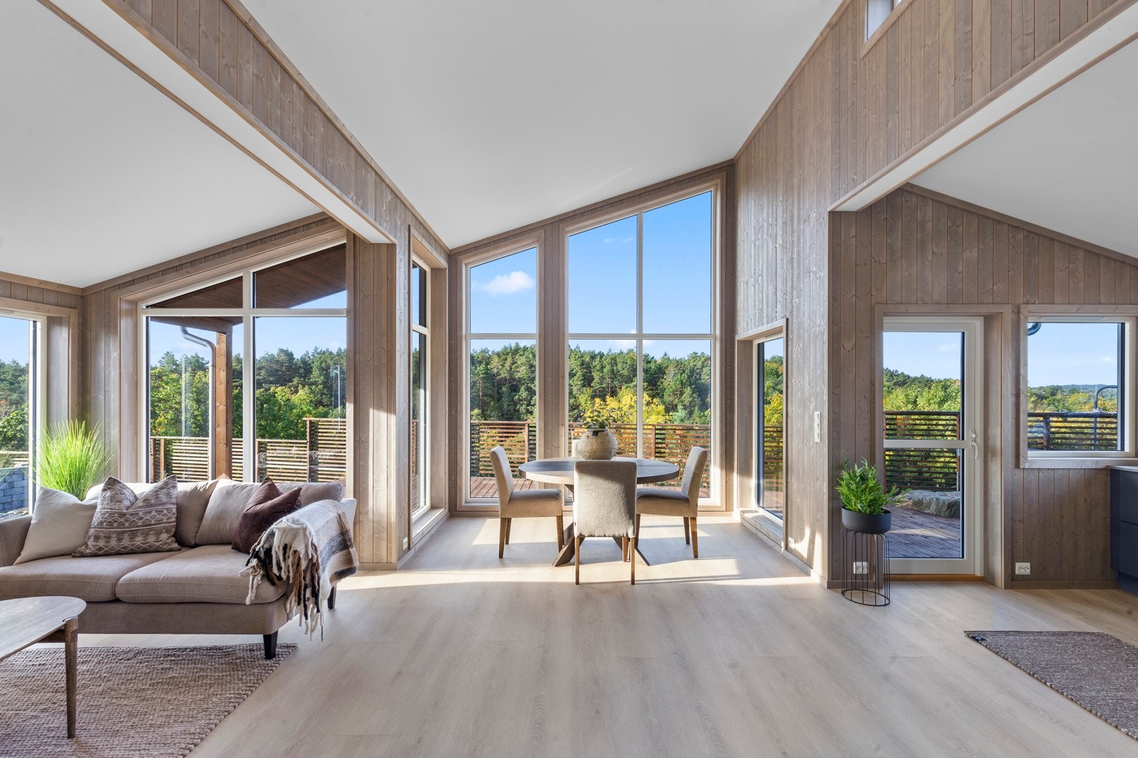 Stuen er romslig og kan møbleres i ulike soner. Galleribilde