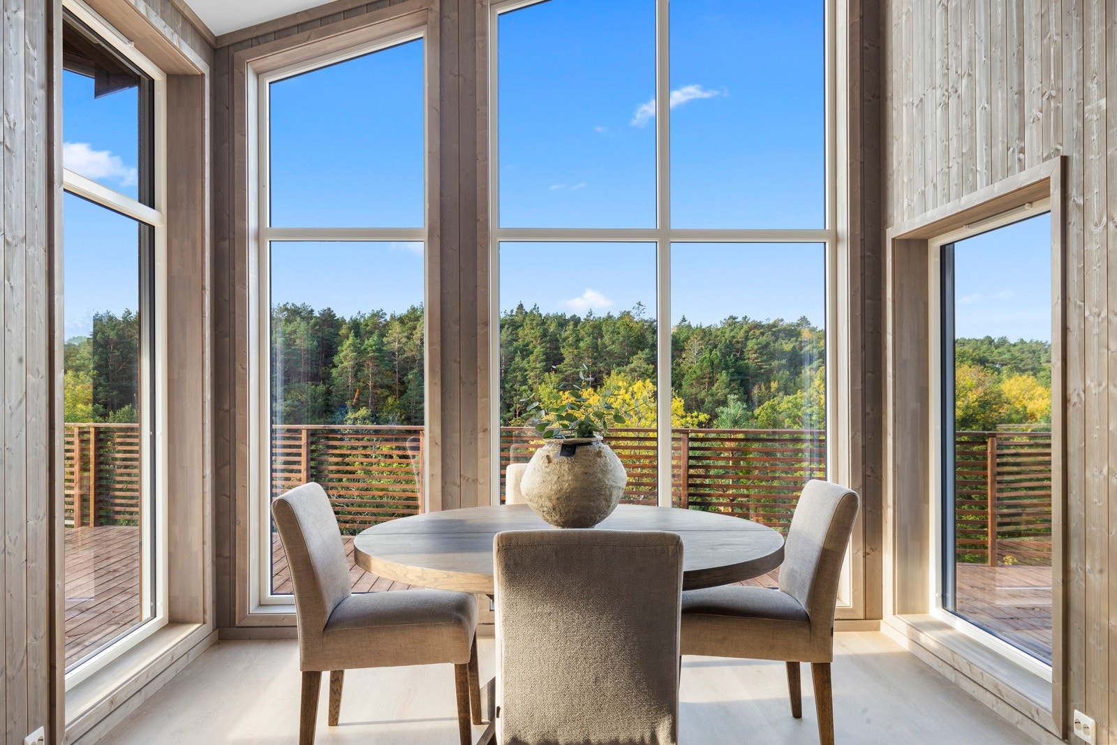 Store vindusflater fra gulv til tak preger allrommet. Galleribilde