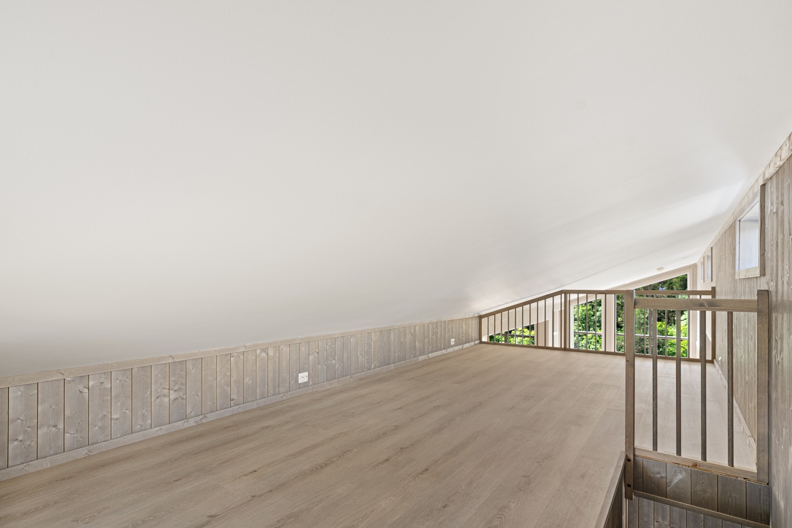 Hytta har en romslig hems og praktisk hems. Galleribilde