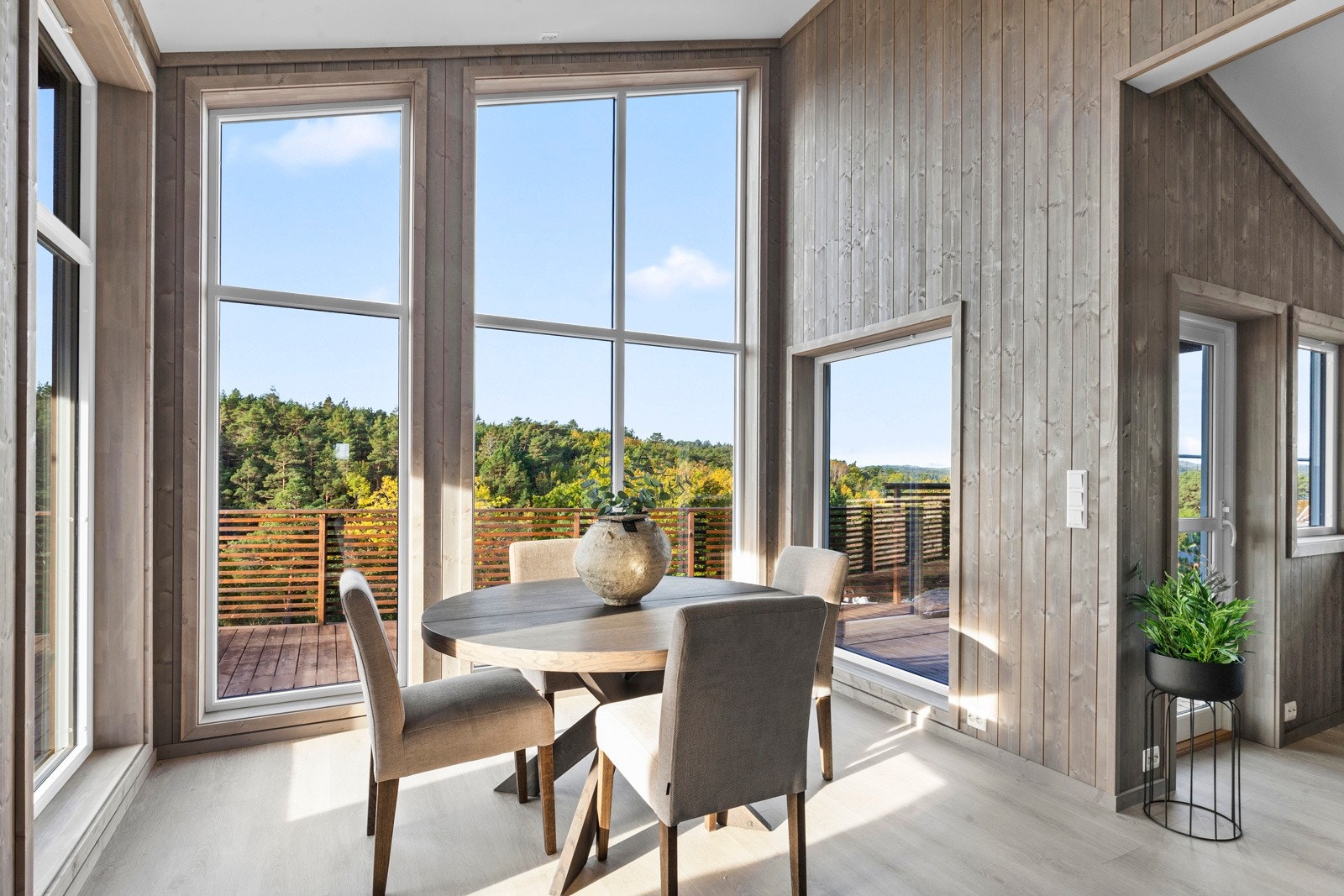 Gjennomgående lys fra store vindusflater gir en lys og luftig følelse. Galleribilde