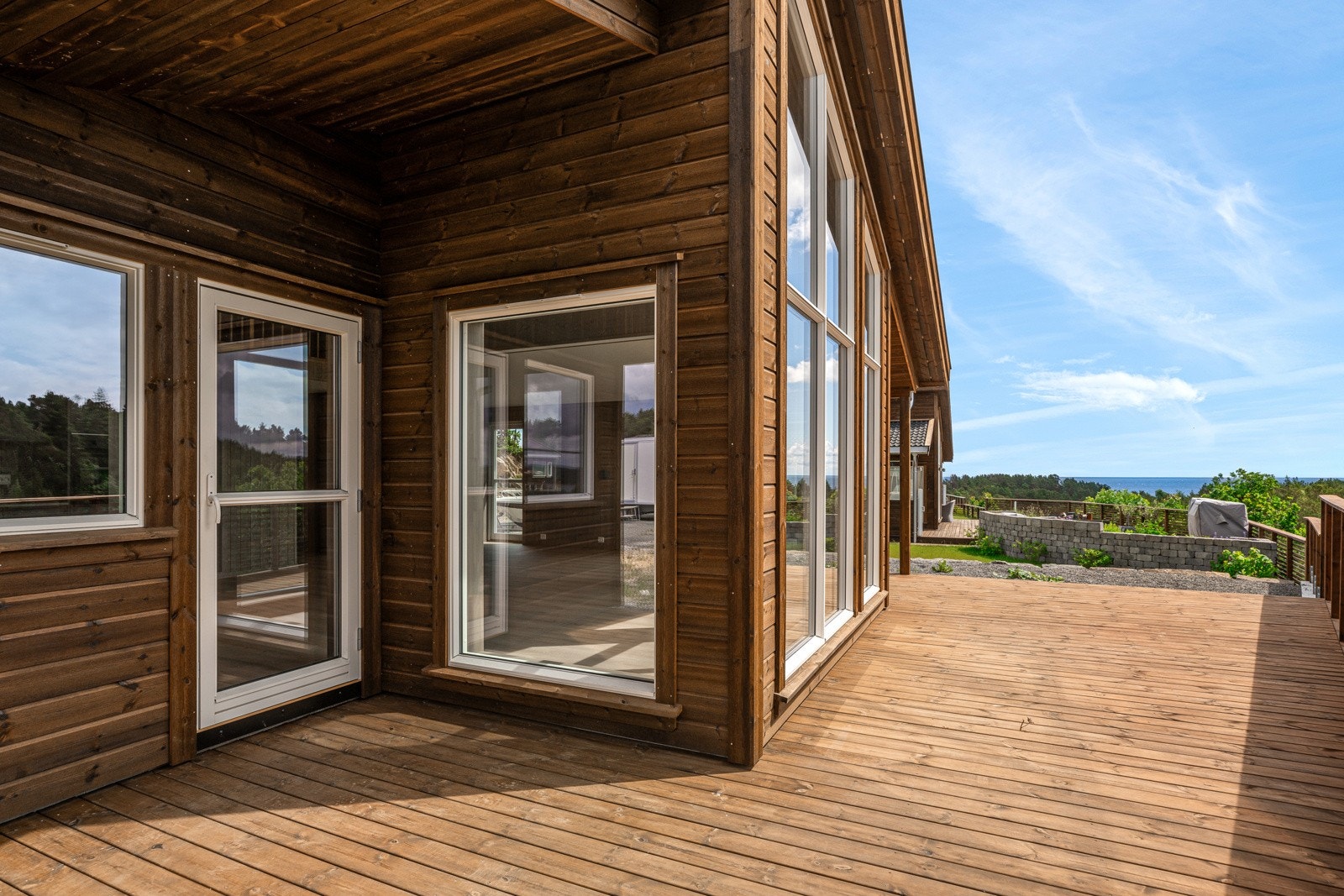 Tomten er opparbeidet med en stor og inngjerdet terrasseplatting på ca. 25 kvm hvor den flotte sjøutsikten kan nytes. Galleribilde