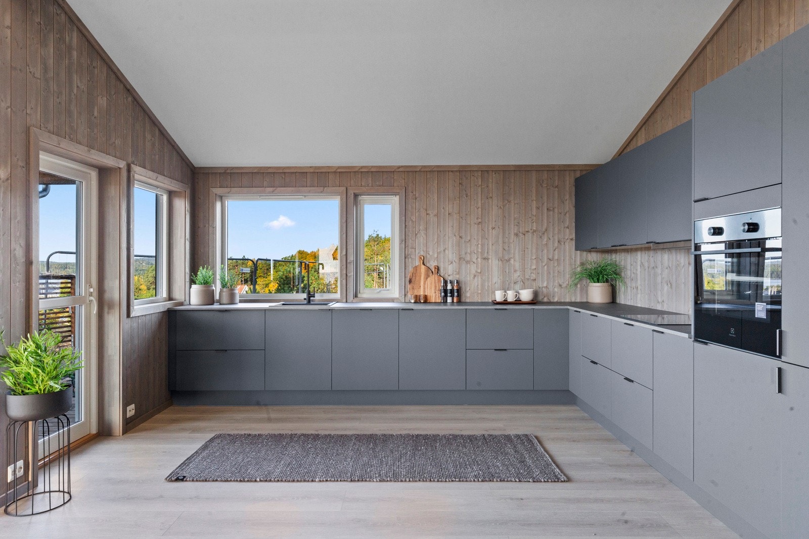 Lekkert kjøkken levert av kvalitetsleverandør Strai og samtlige hvitevarer er integrert. Galleribilde