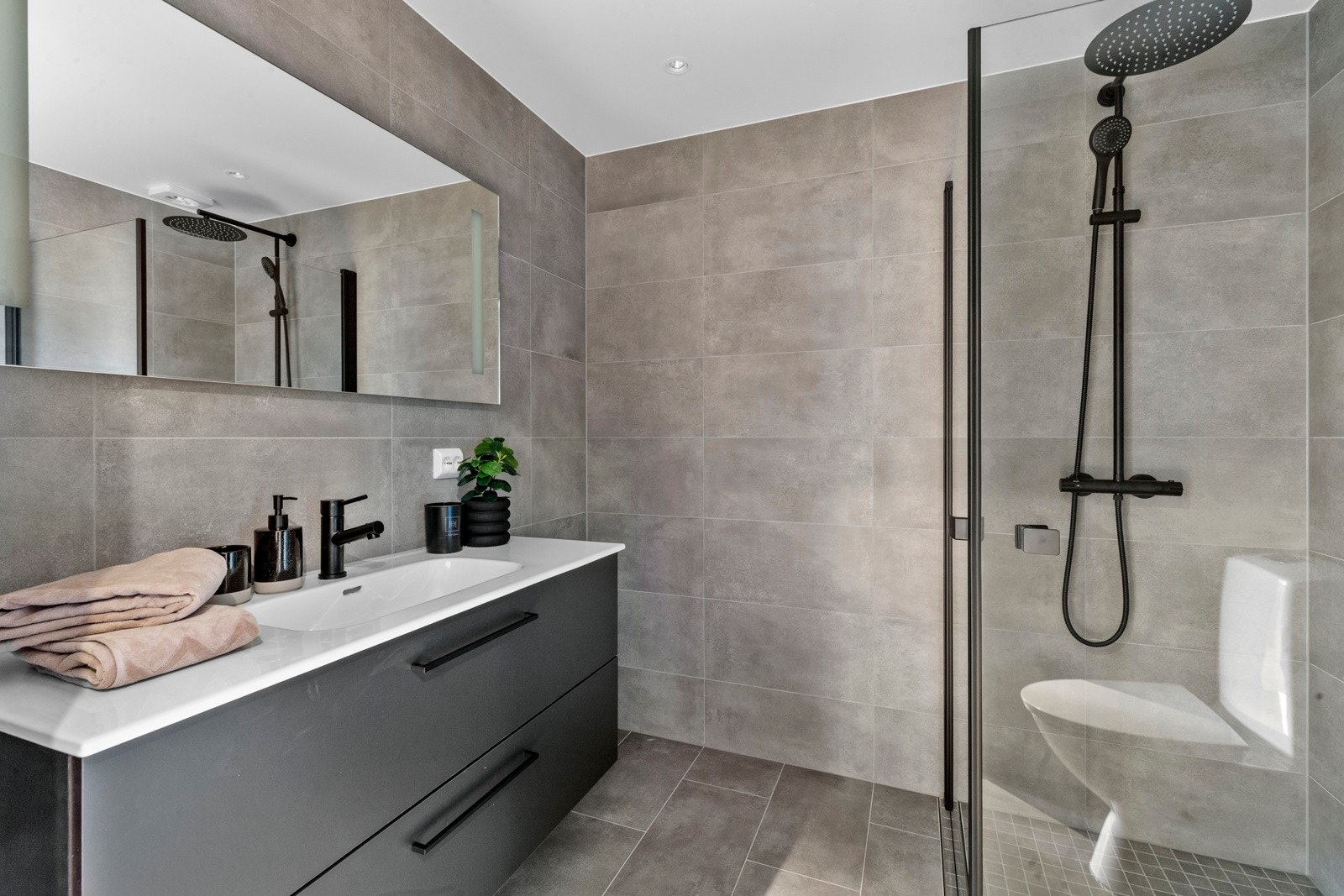 Lekkert baderom med delikate fliser fra gulv til tak. Galleribilde