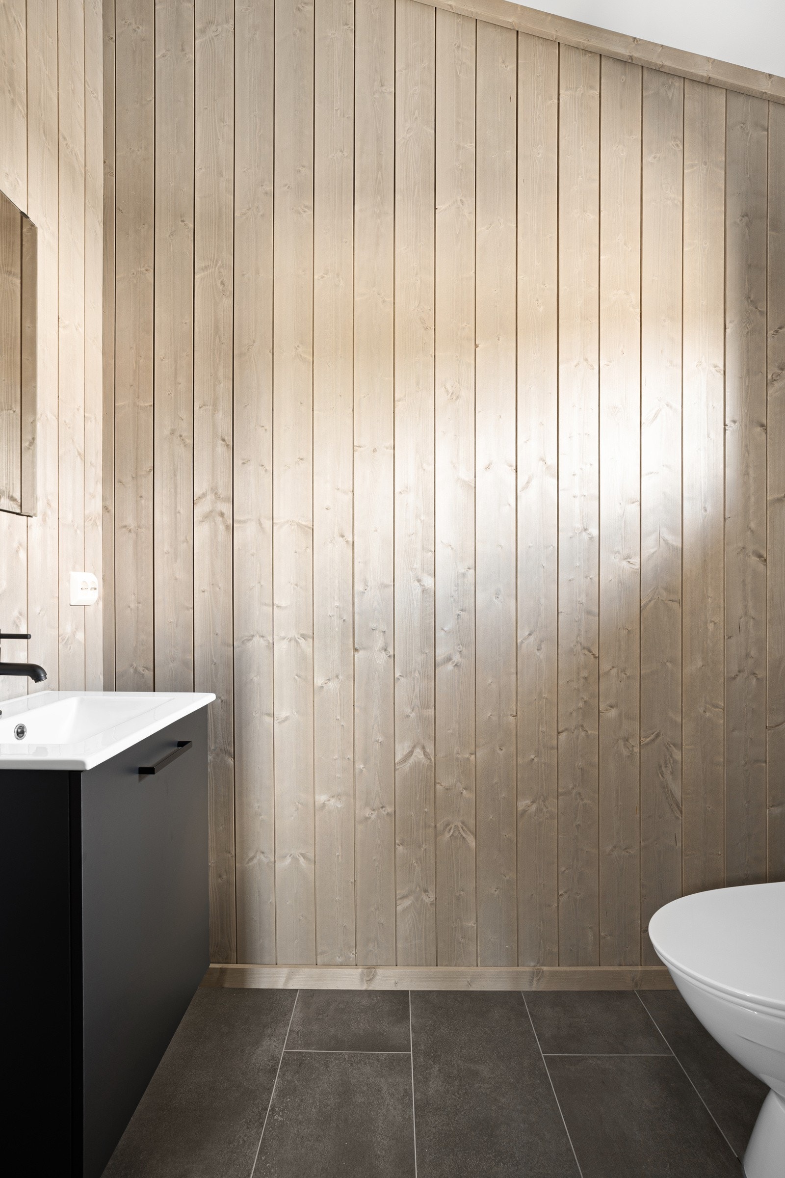 Hytta har en praktisk planløsning og separat gjestetoalett. Galleribilde