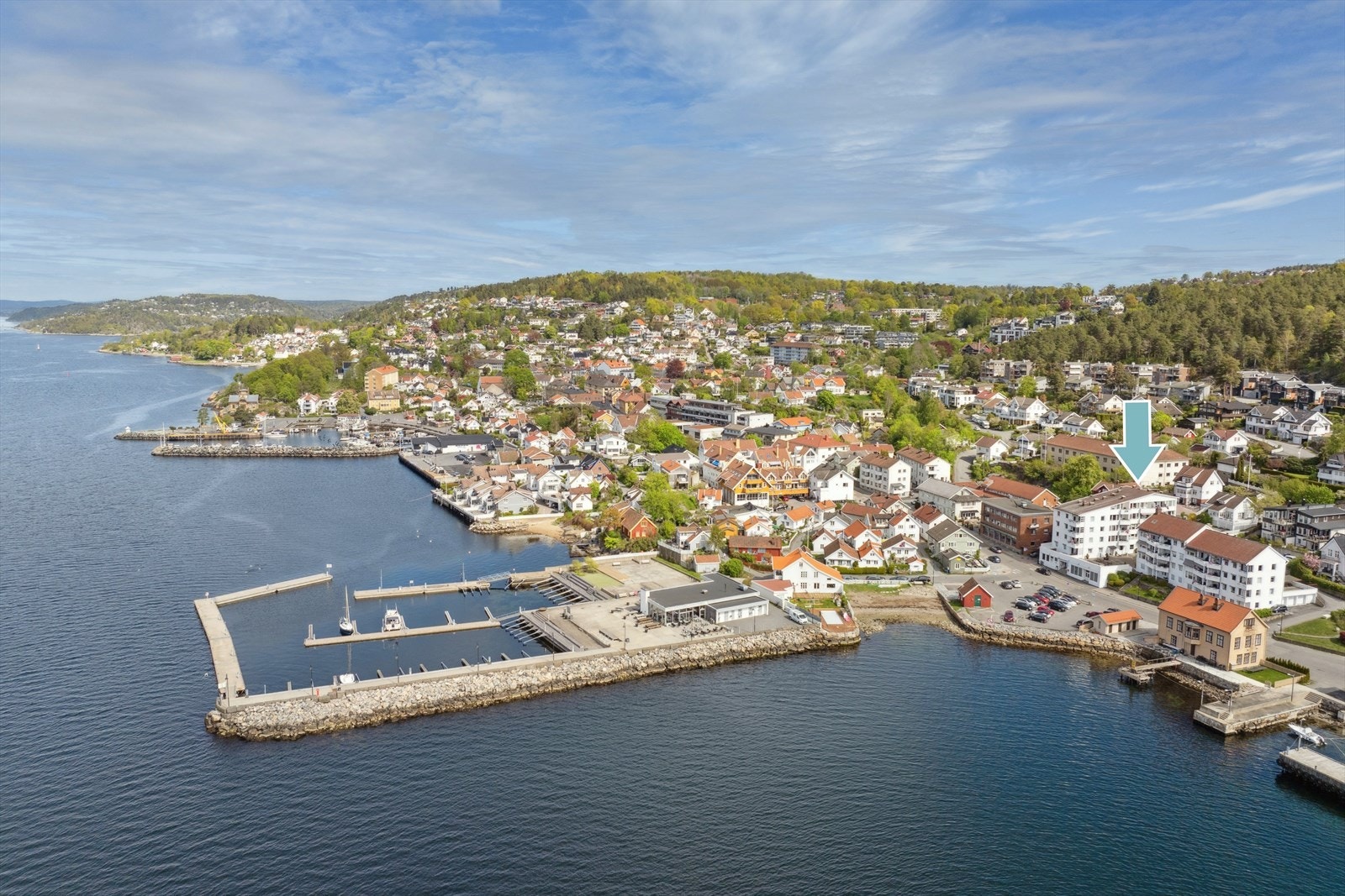 Drøbak sentrum kan blant annet by på både båtliv, kafèer, nisjèbutikker, matbutikk, vinmonopol, akvarium, kunstutstillinger og hyggelige gater. Galleribilde