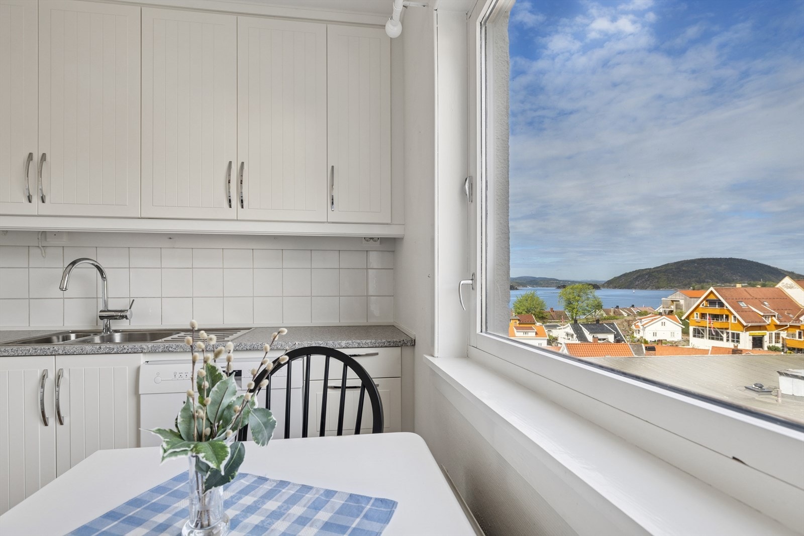 Det er god plass til spisebord på kjøkkenet, her kan man nyte fin utsikt til frokosten. Galleribilde