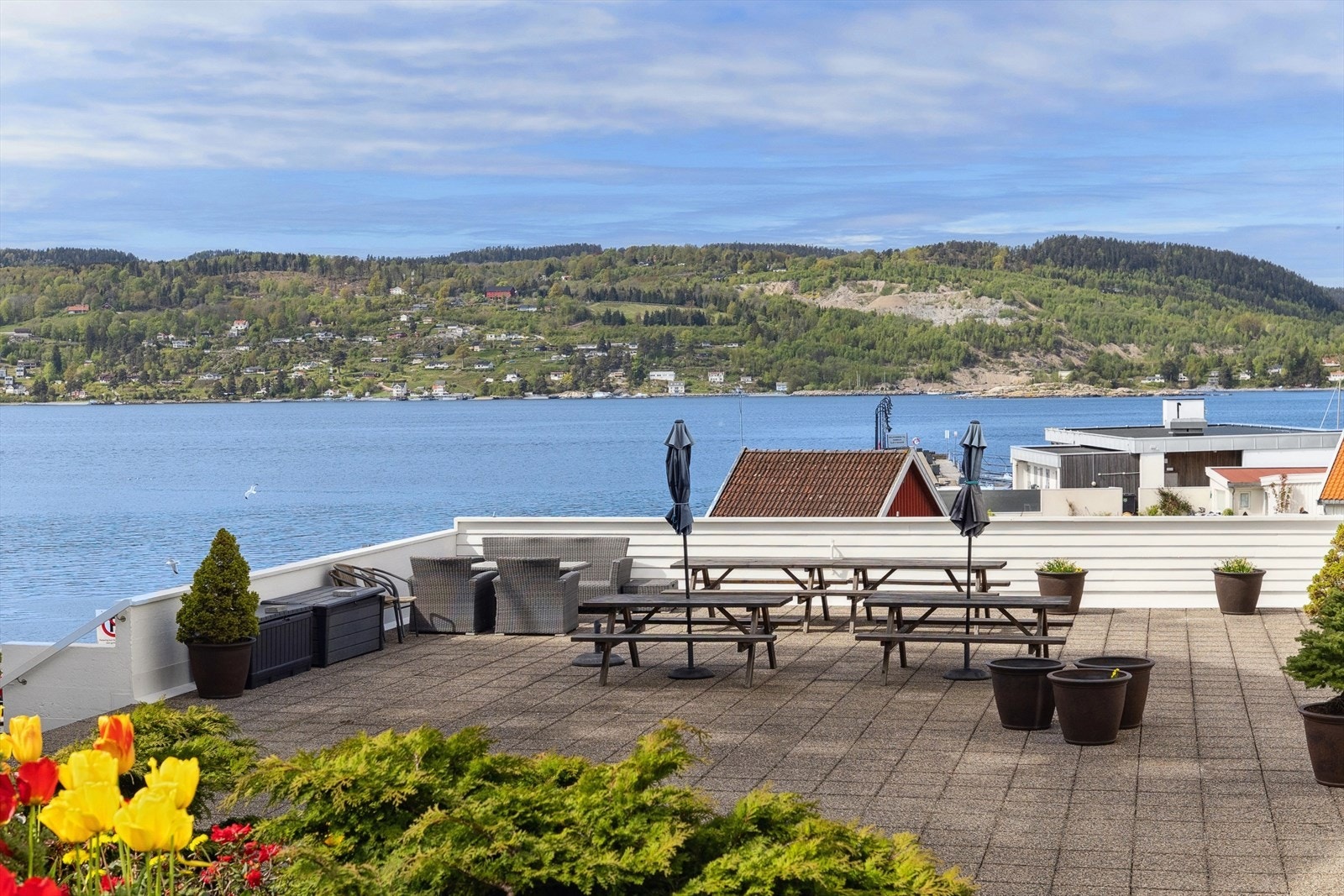 Alle beboerne har tilgang til en stor og hellebelagt felles terrasse. Her er det sittebenker og sittegrupper en kan benytte seg av. Galleribilde