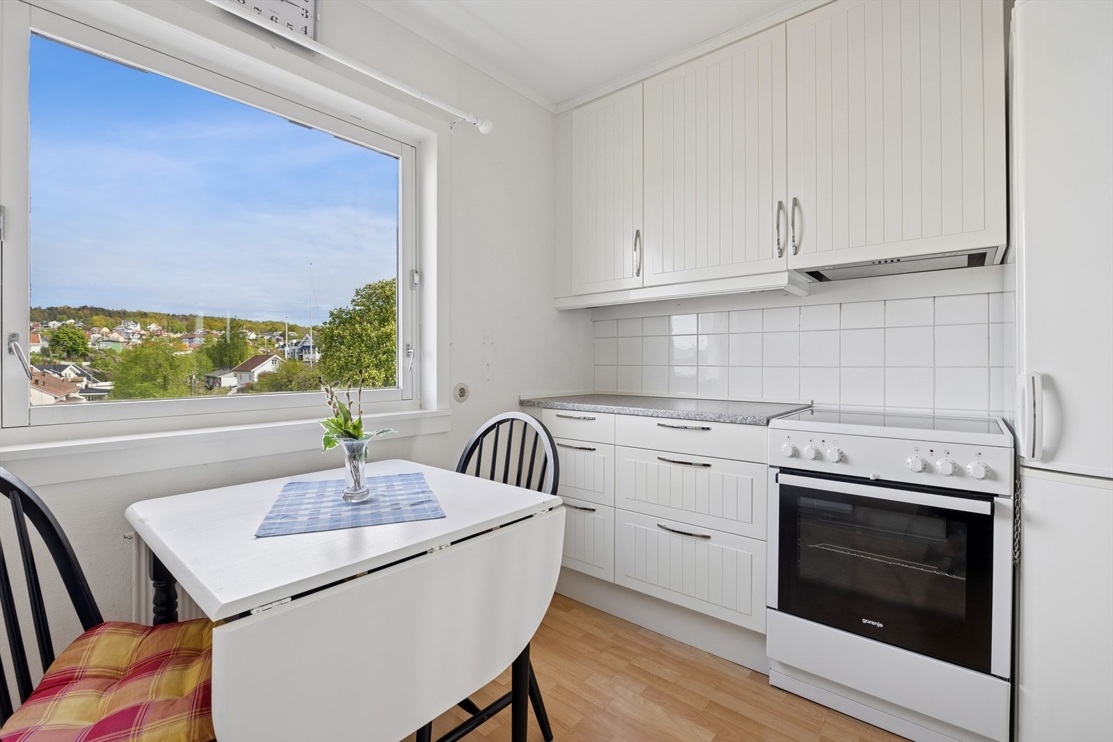 Leiligheten har et pent, hvitt Ikea-kjøkken med profilerte dører og laminat benkeplate. Galleribilde