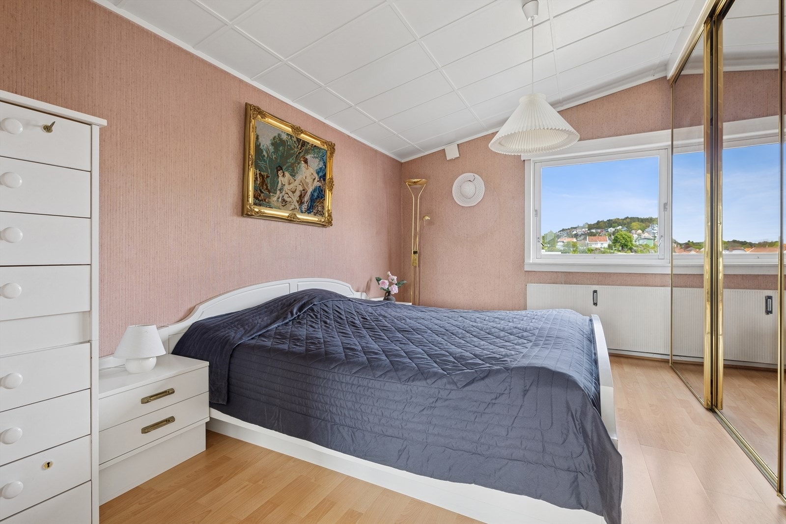 Det er i dag to soverom av god størrelse i leiligheten. Dette er hovedsoverommet. Galleribilde