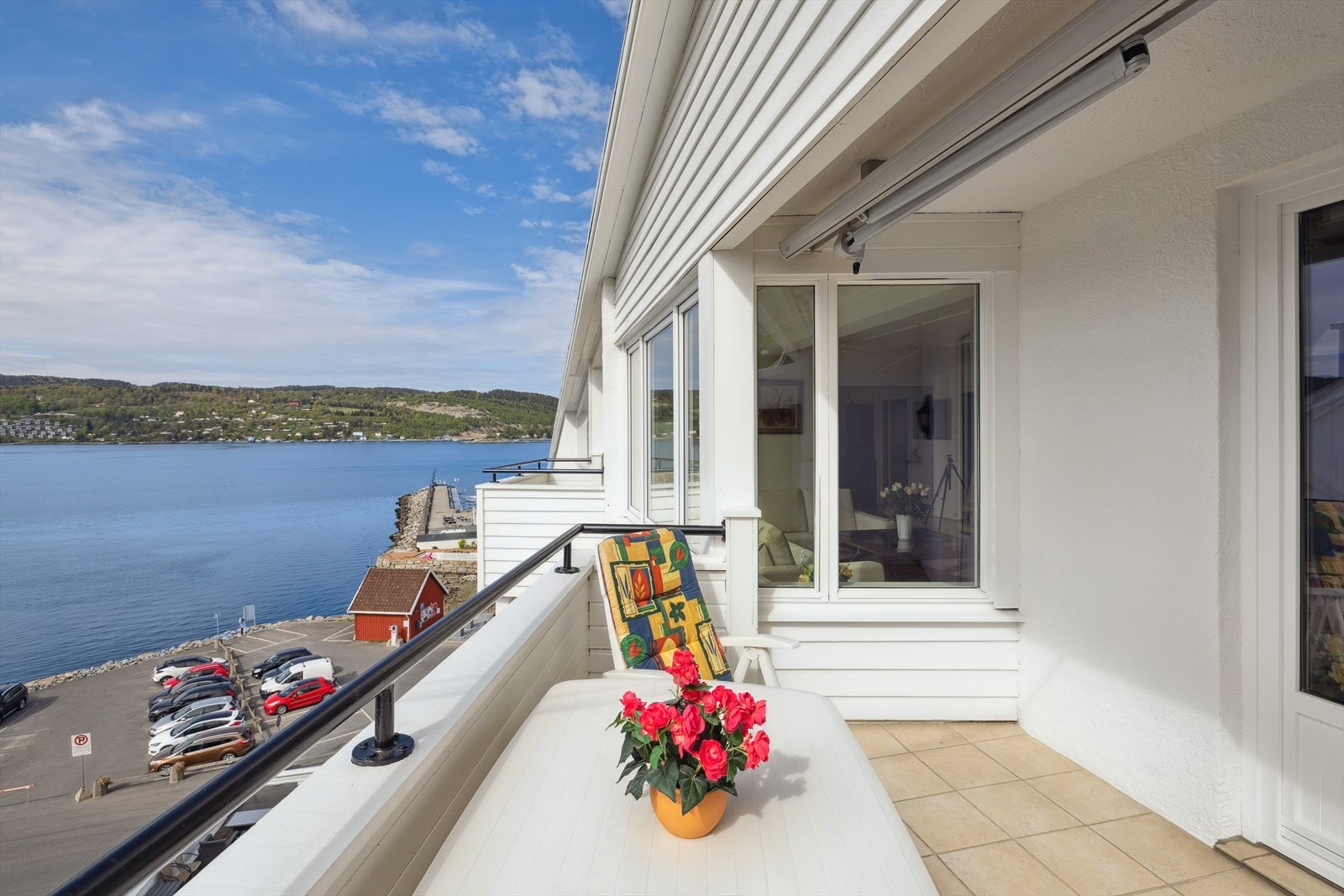 Flott utsikt fra balkongen ned mot marinaen og badeplass. Galleribilde