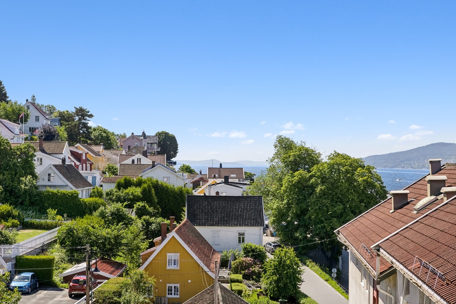 Utsikten fra stuen og balkongen. Bygget har en god beliggenhet i Drøbak. Galleribilde