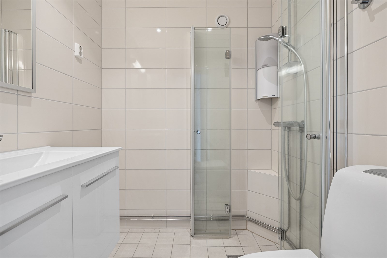 Baderommet ble oppgradert i ca.2020, er helfliset og delikat. Galleribilde