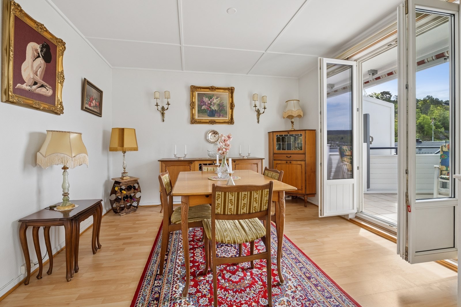 Fin spisestue med utgang til balkong. Galleribilde