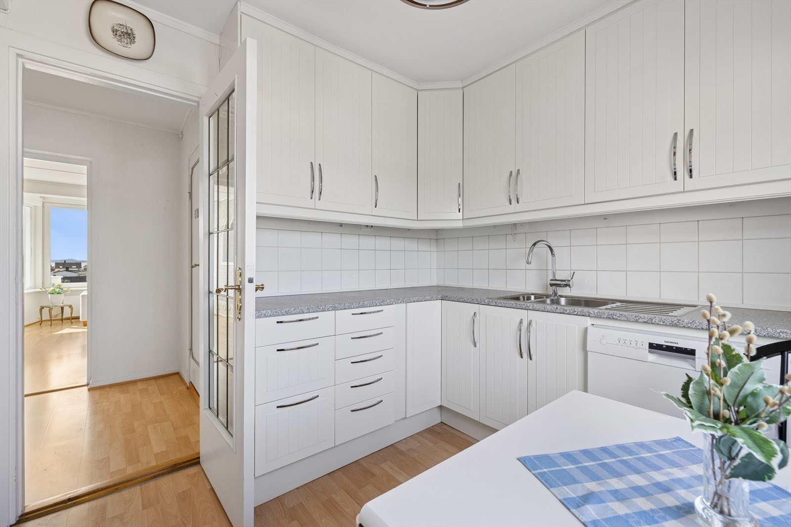 Her er det mye skap- og skuffeplass til oppbevaring av redskaper. Galleribilde