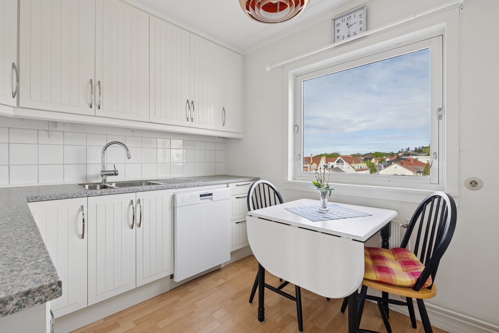 Kjøkkenet har plass til frittstående hvitevarer og det er kjøkkenventilator med avtrekk ut. Galleribilde