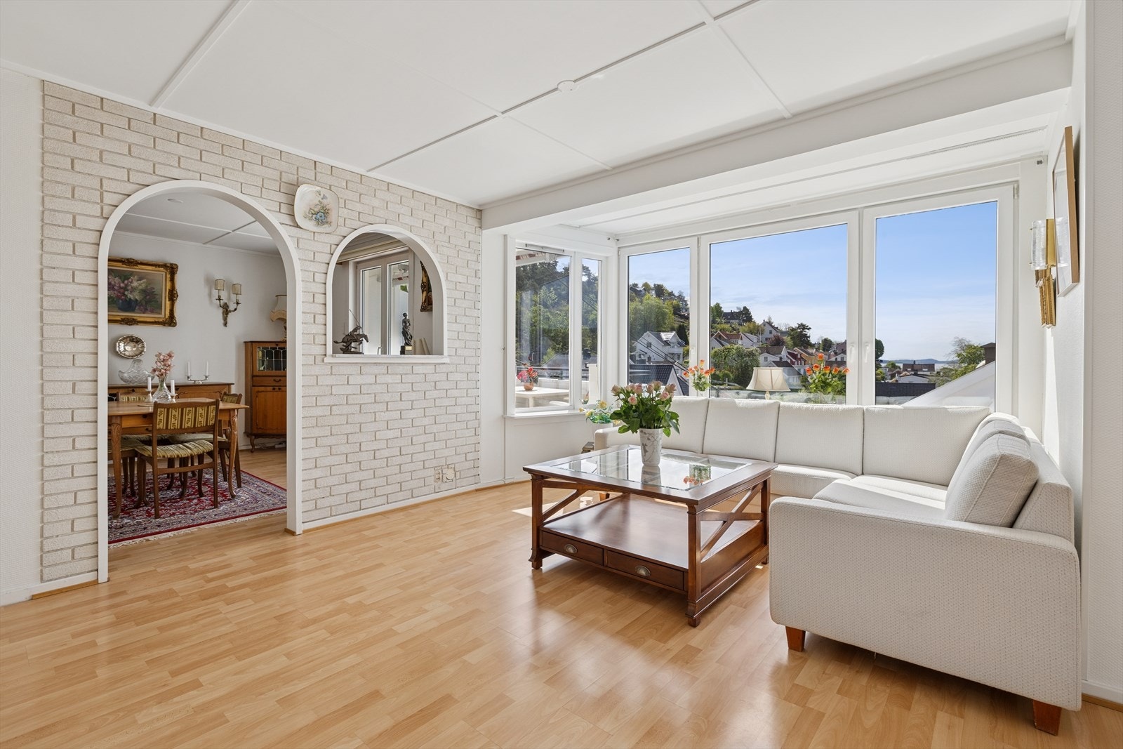 Leiligheten har en hyggelig stue med god plass til møblering i flere soner. Galleribilde