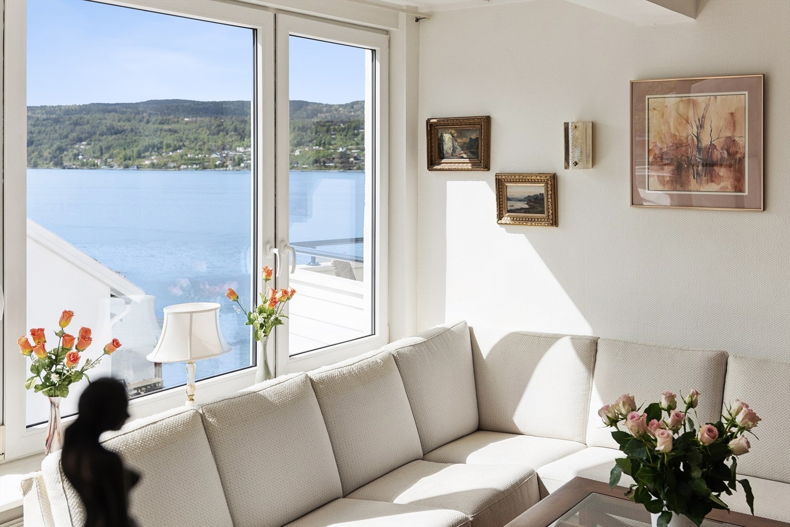 Stuen er innbydende og romslig. Galleribilde