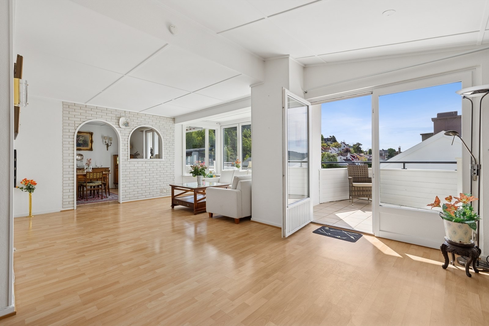 Stuen/spisestuen har utgang til to store balkonger. Galleribilde