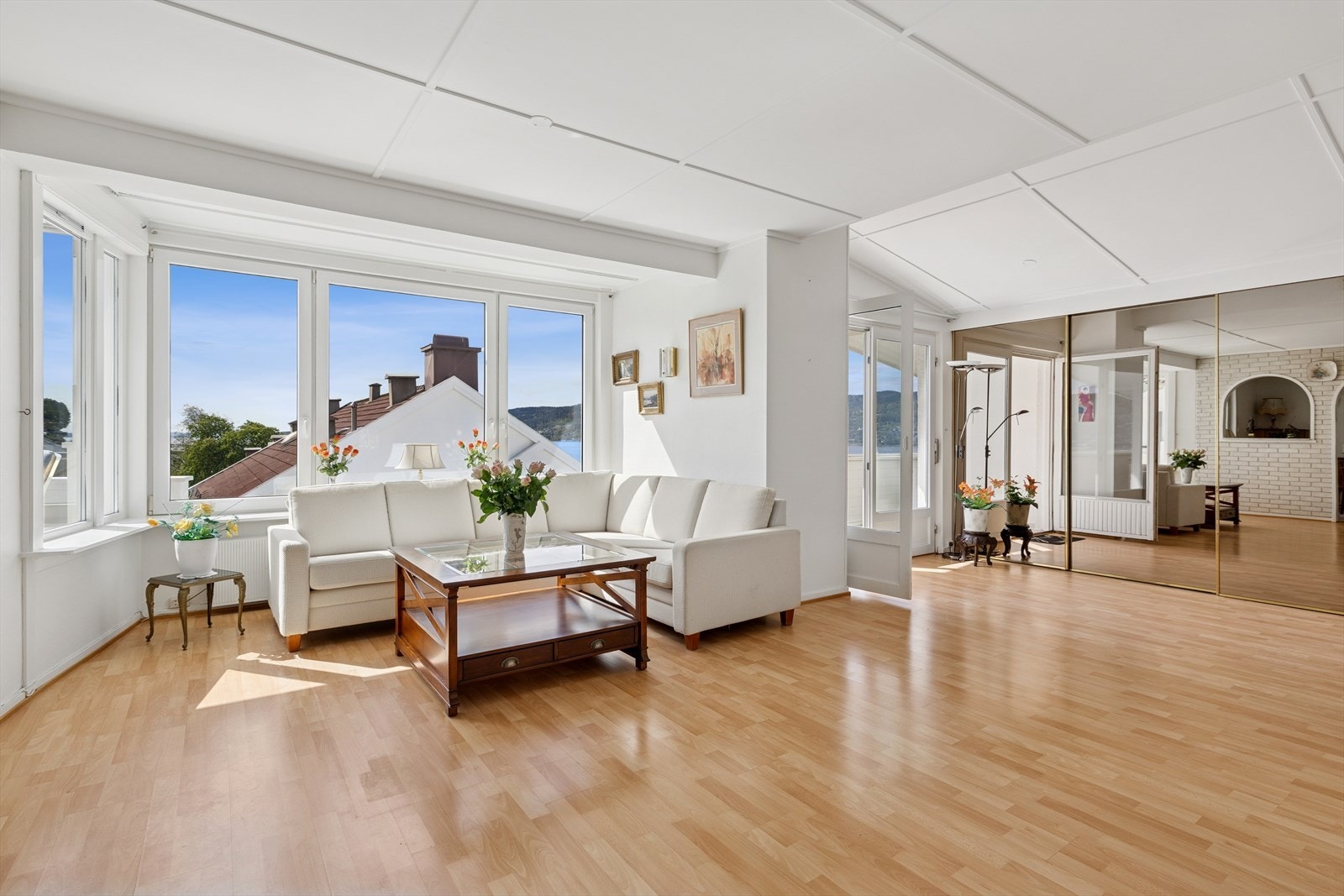 Det er også fjordutsikt fra stuevinduene. Galleribilde