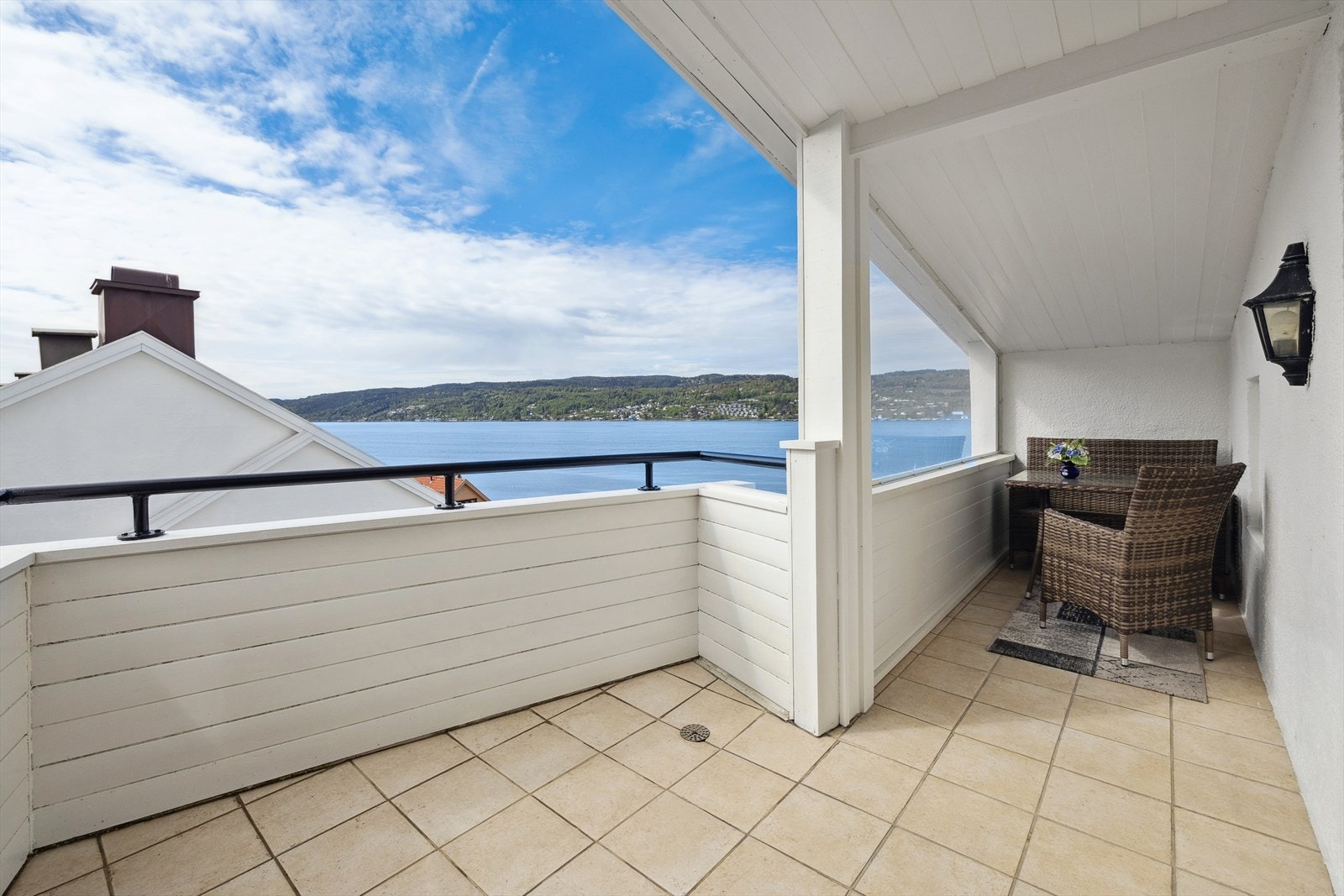 Leiligheten har to balkonger, begge med nydelig fjordutsikt. En av balkongene er overbygget, noe som utvider bruksmulighetene ganske betraktelig. Galleribilde
