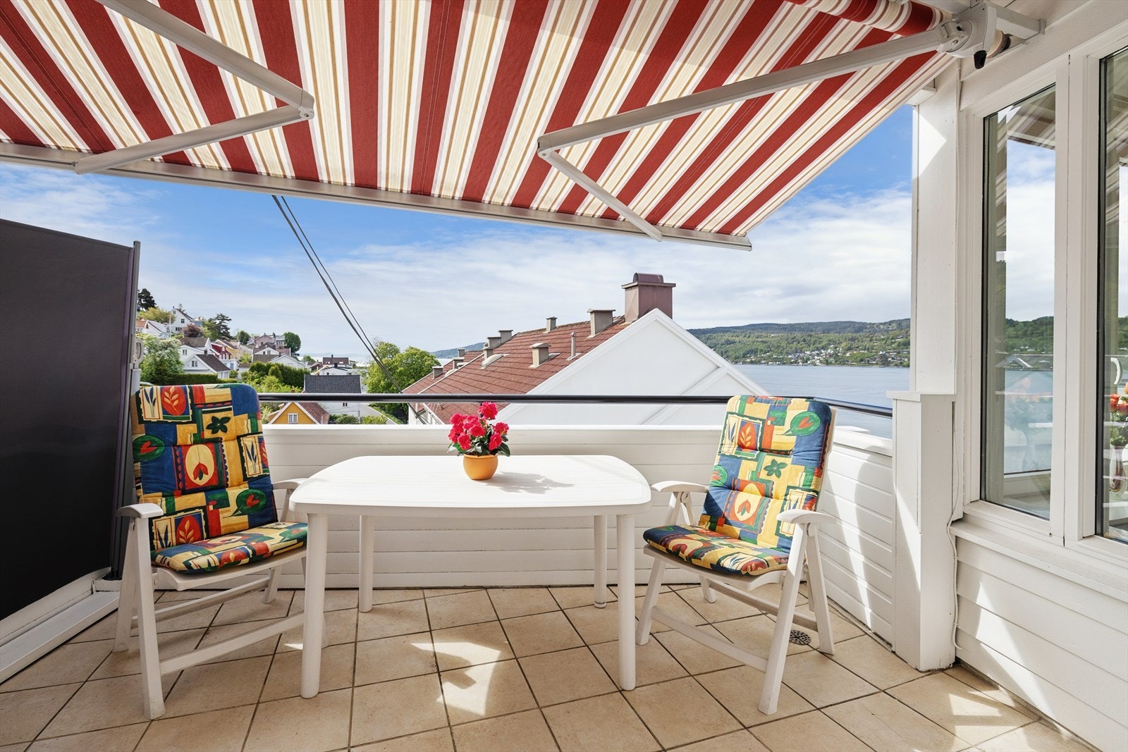 På denne balkongen er det markise og skjerm en kan dra for slik at en sitter i lè og kan sitte litt mer i skyggen om en behøver det. Galleribilde