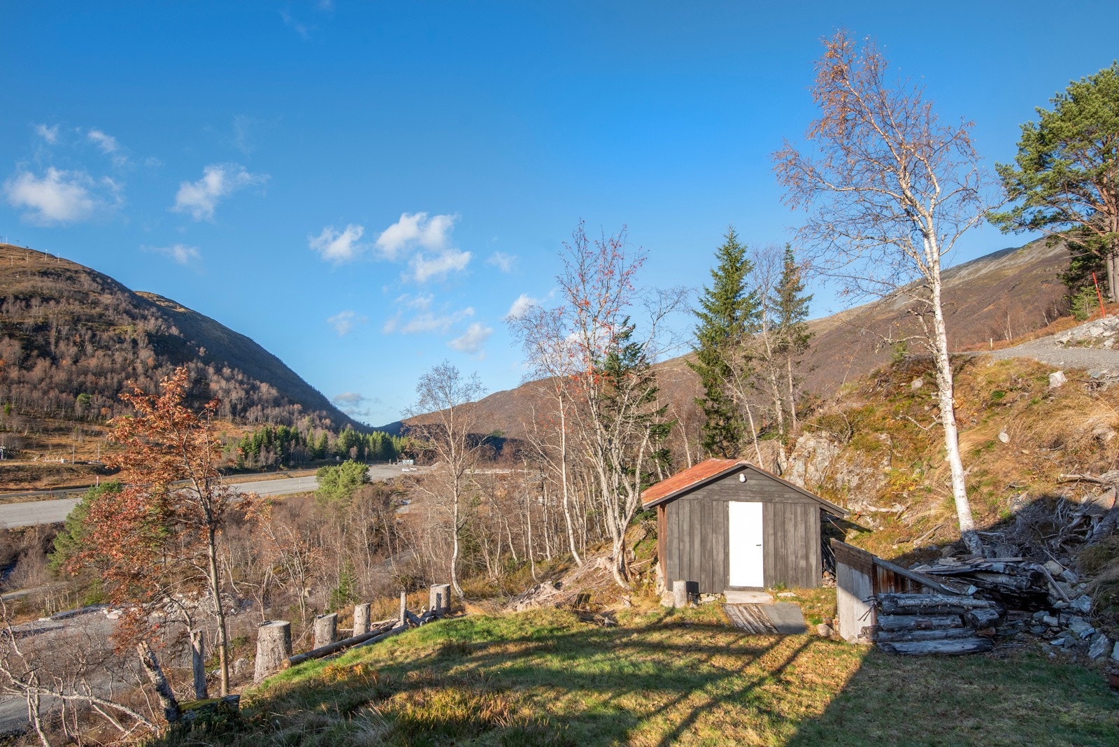 Det er meget gode solforhold på eiendommen, som har uthus og anneks. Galleribilde