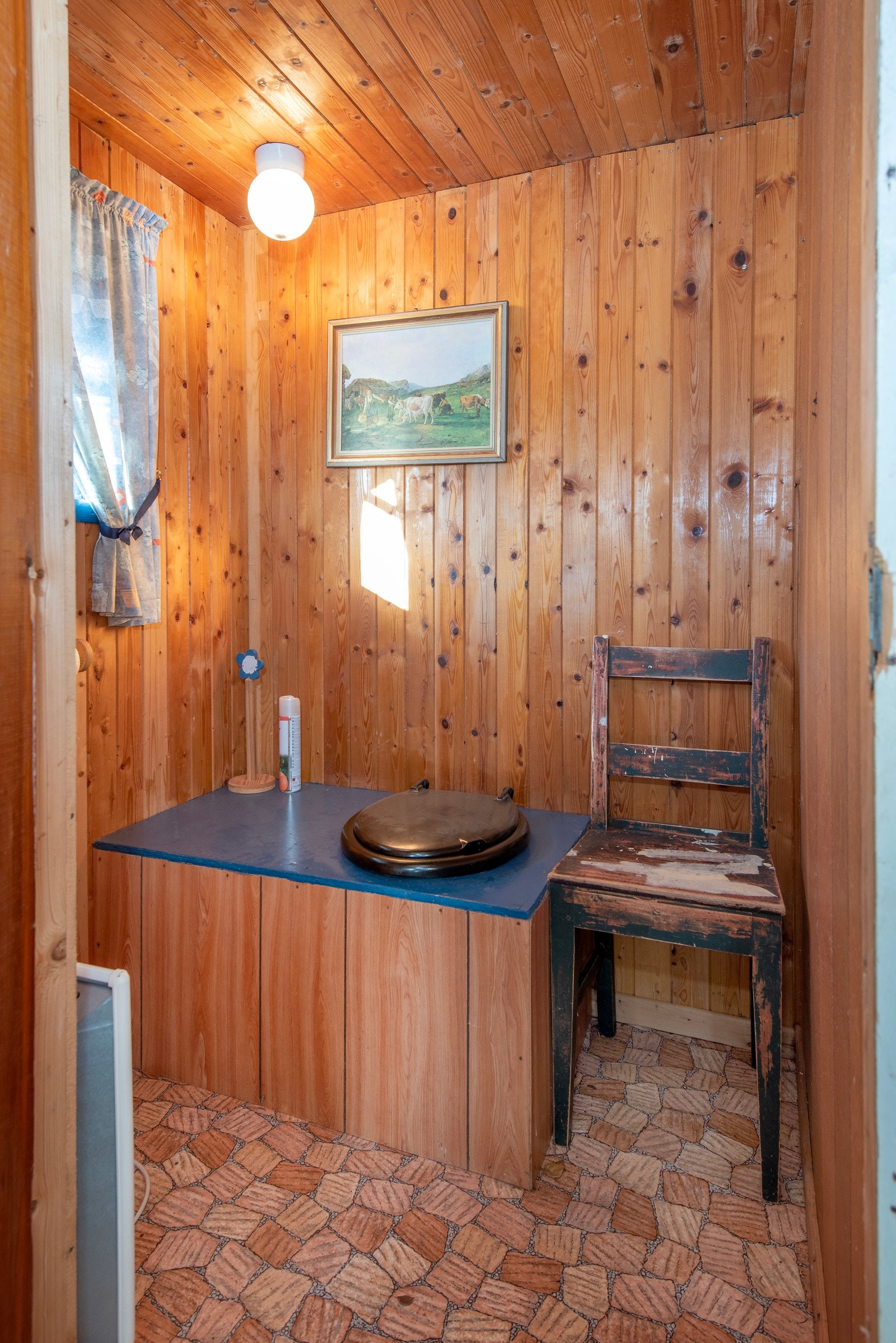 Det er innredet en utedo i uthuset. Galleribilde