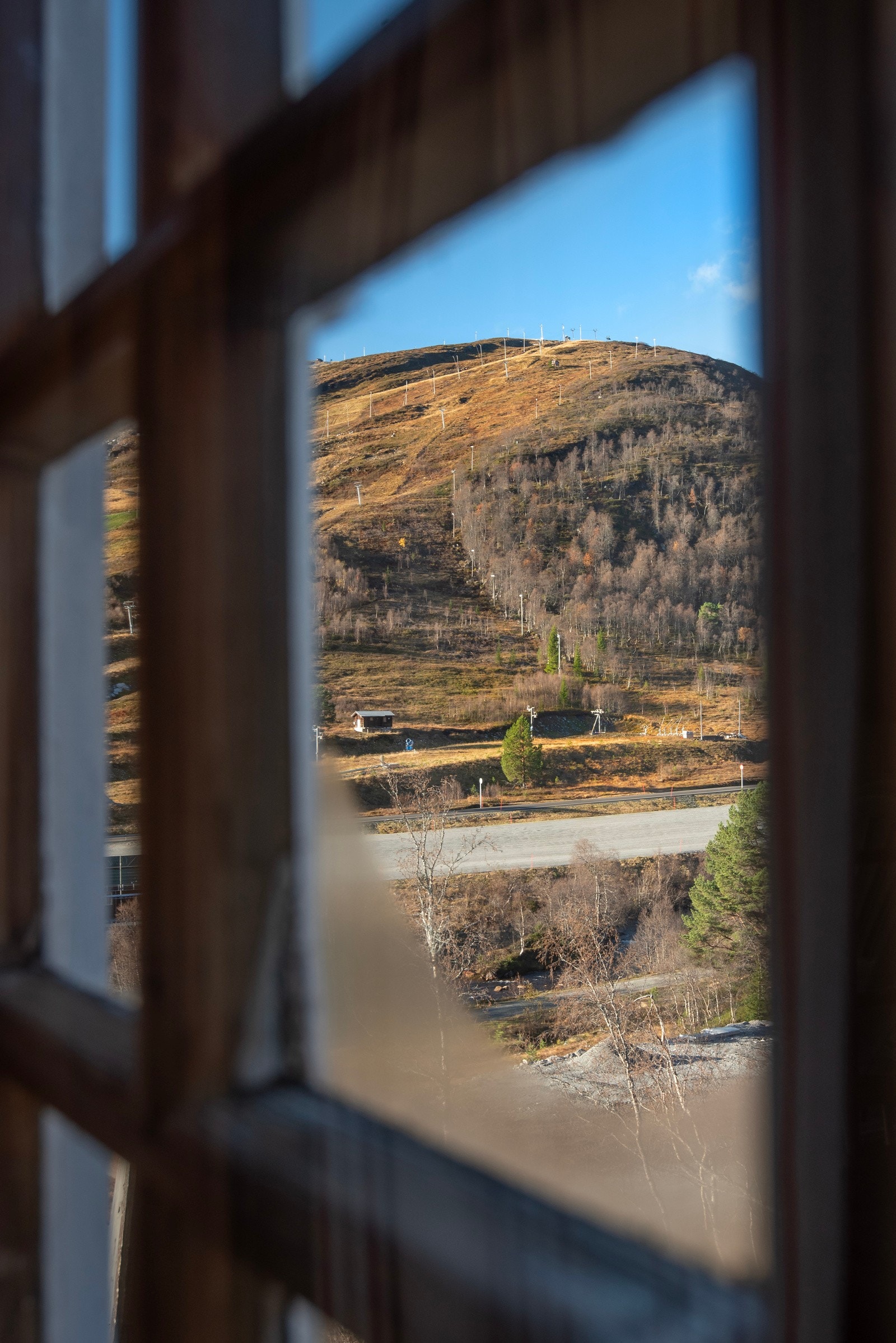 Flott utsikt mot Strandafjellet skisenter fra stuen. Galleribilde