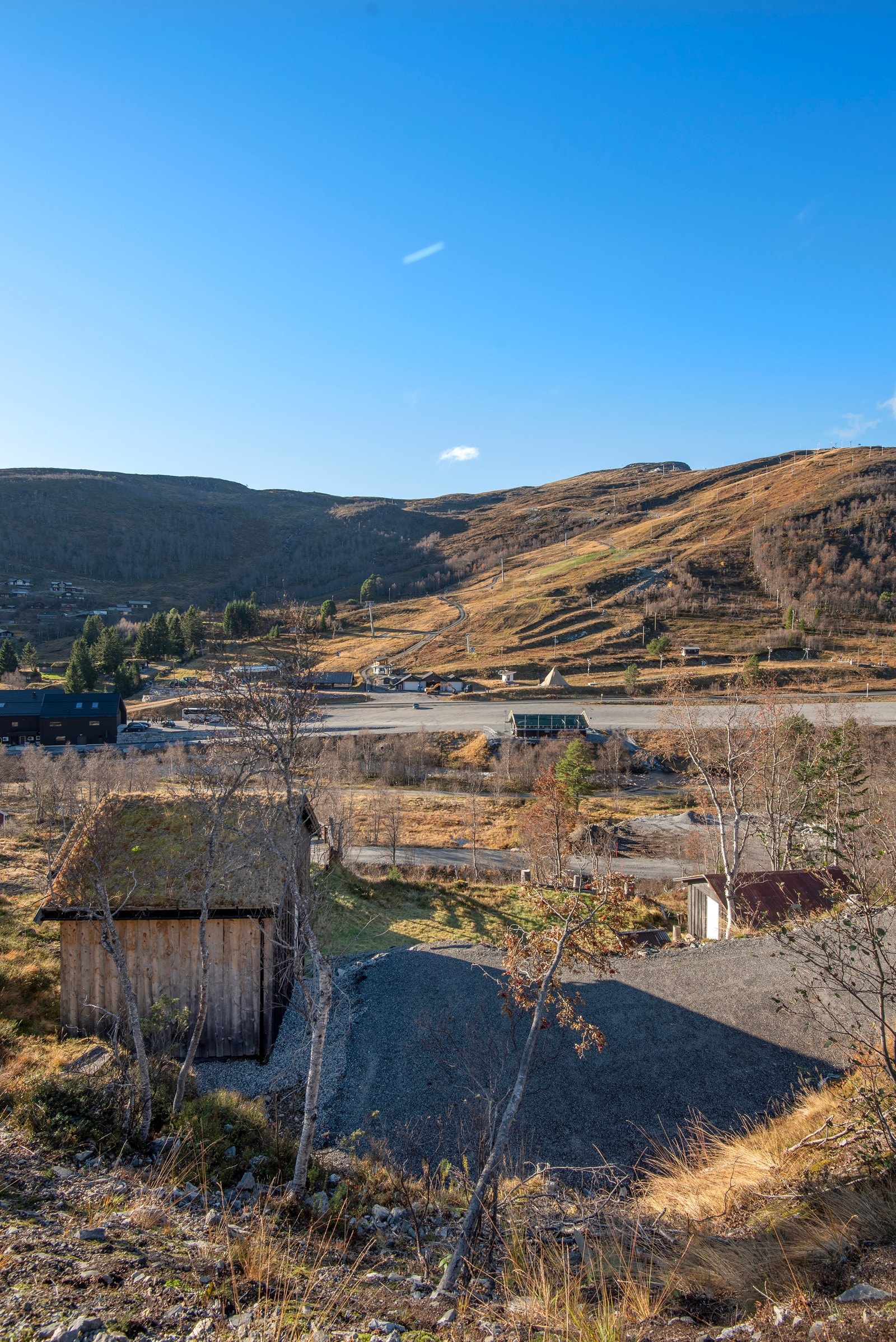Hytten ligger ca. 10 min med bil fra Stranda sentrum. Fra Ålesund er det cirka 1 time og 20 min. Galleribilde