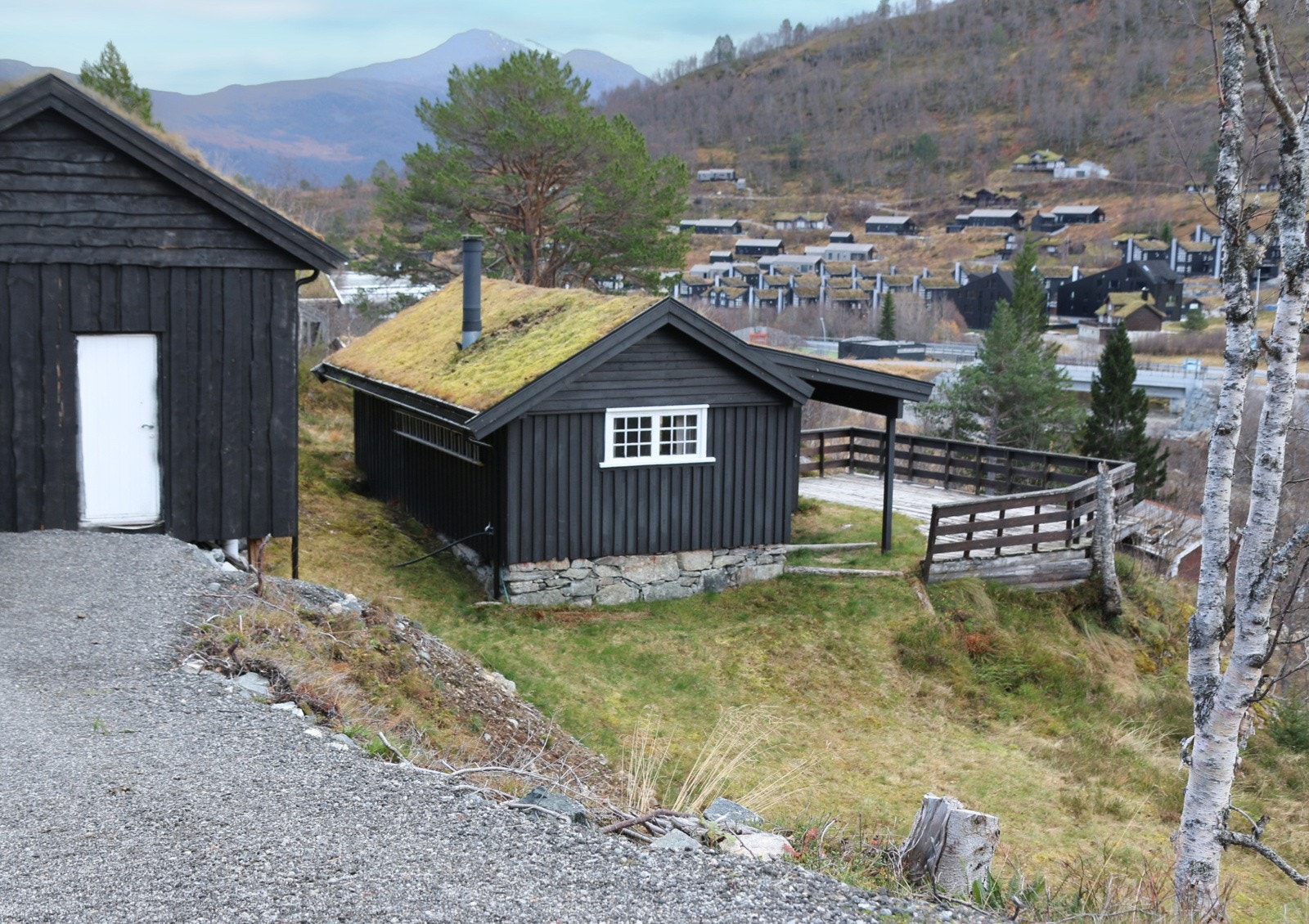 Dette er en eldre hytte med anneks og uthus på solrik tomt rett ved skitrekk. Galleribilde